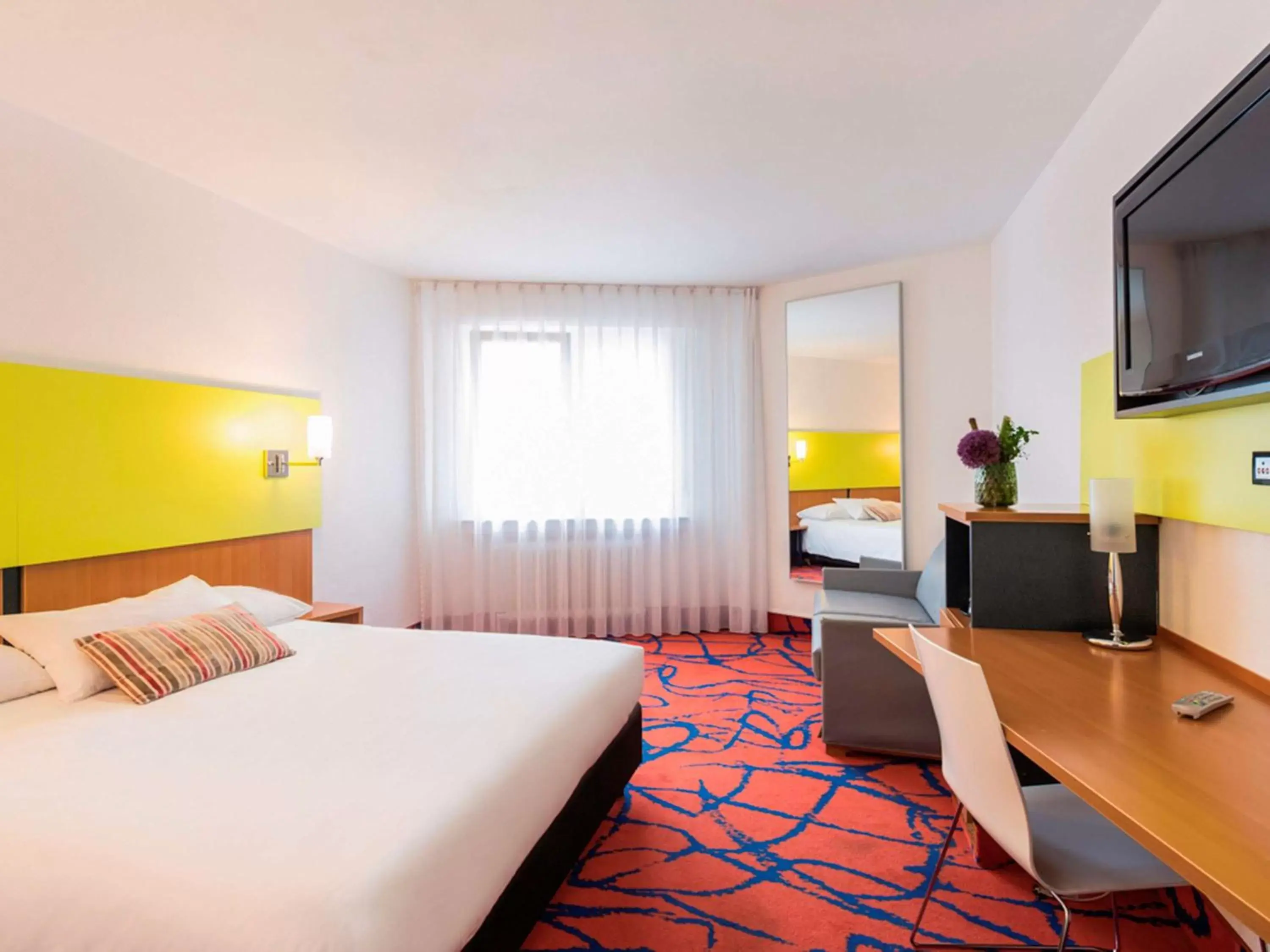 Photo of the whole room in Ibis Styles Frankfurt City