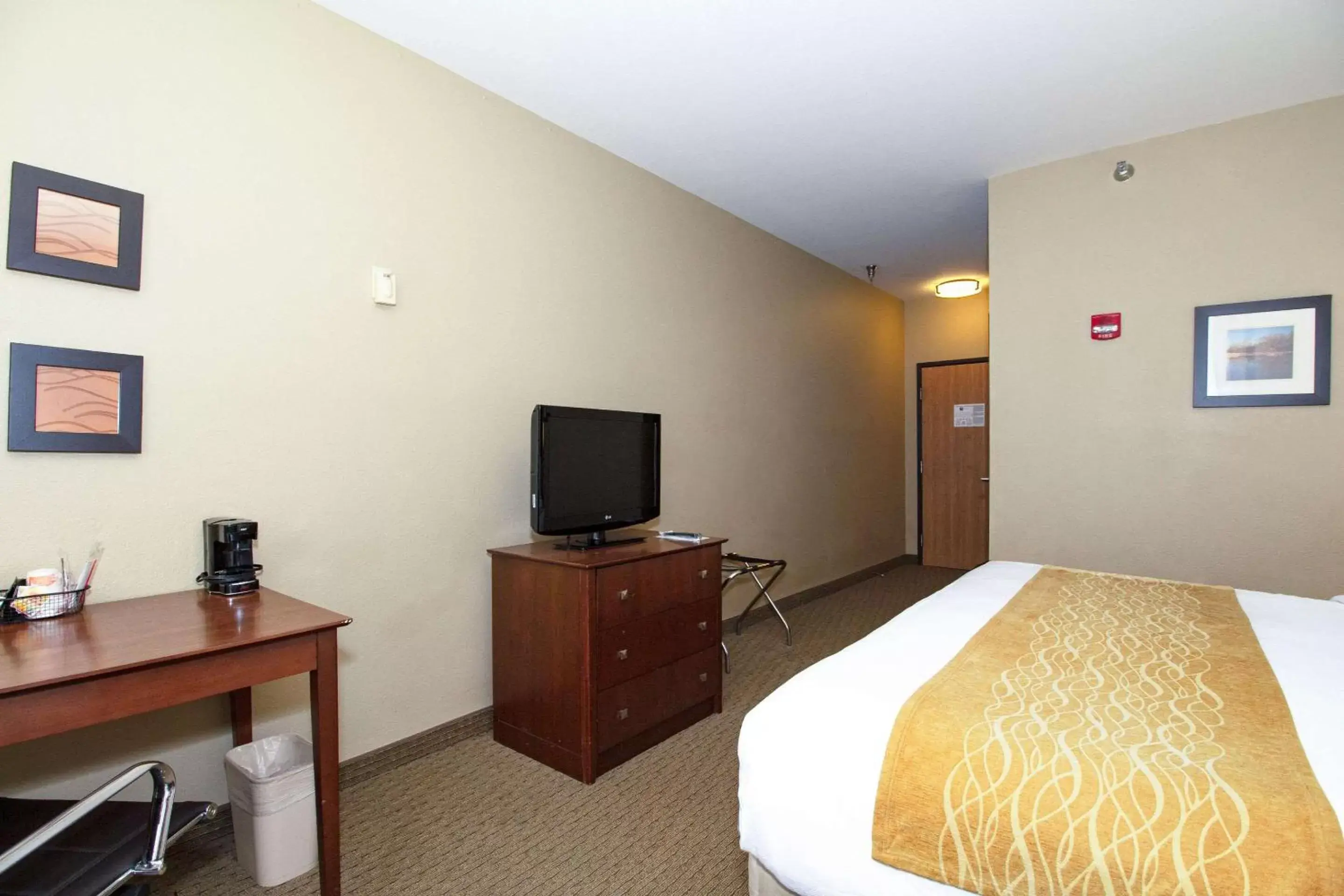 Photo of the whole room, TV/Entertainment Center in Comfort Inn & Suites East Moline near I-80