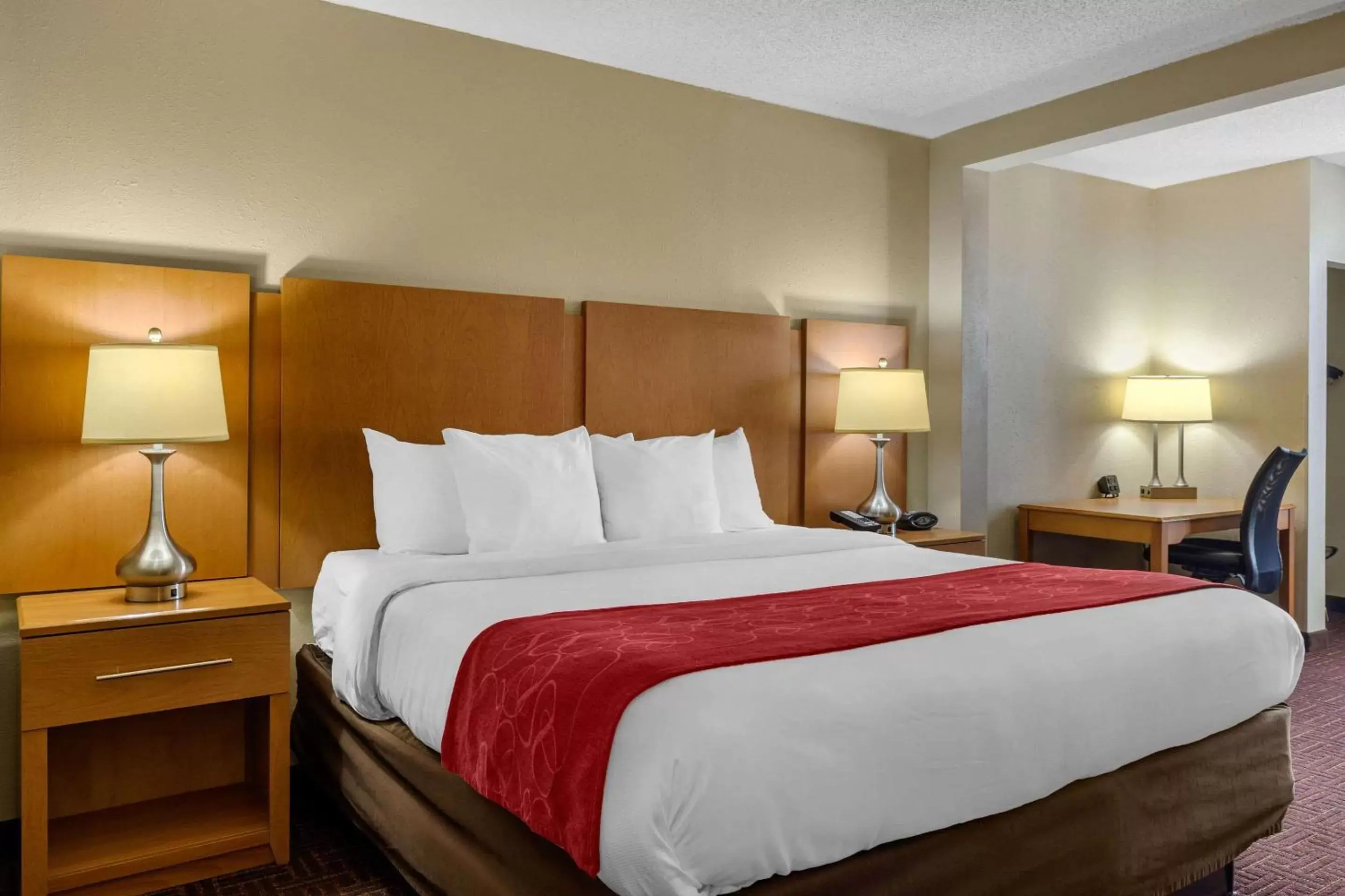 Photo of the whole room, Bed in Comfort Suites Hanes Mall