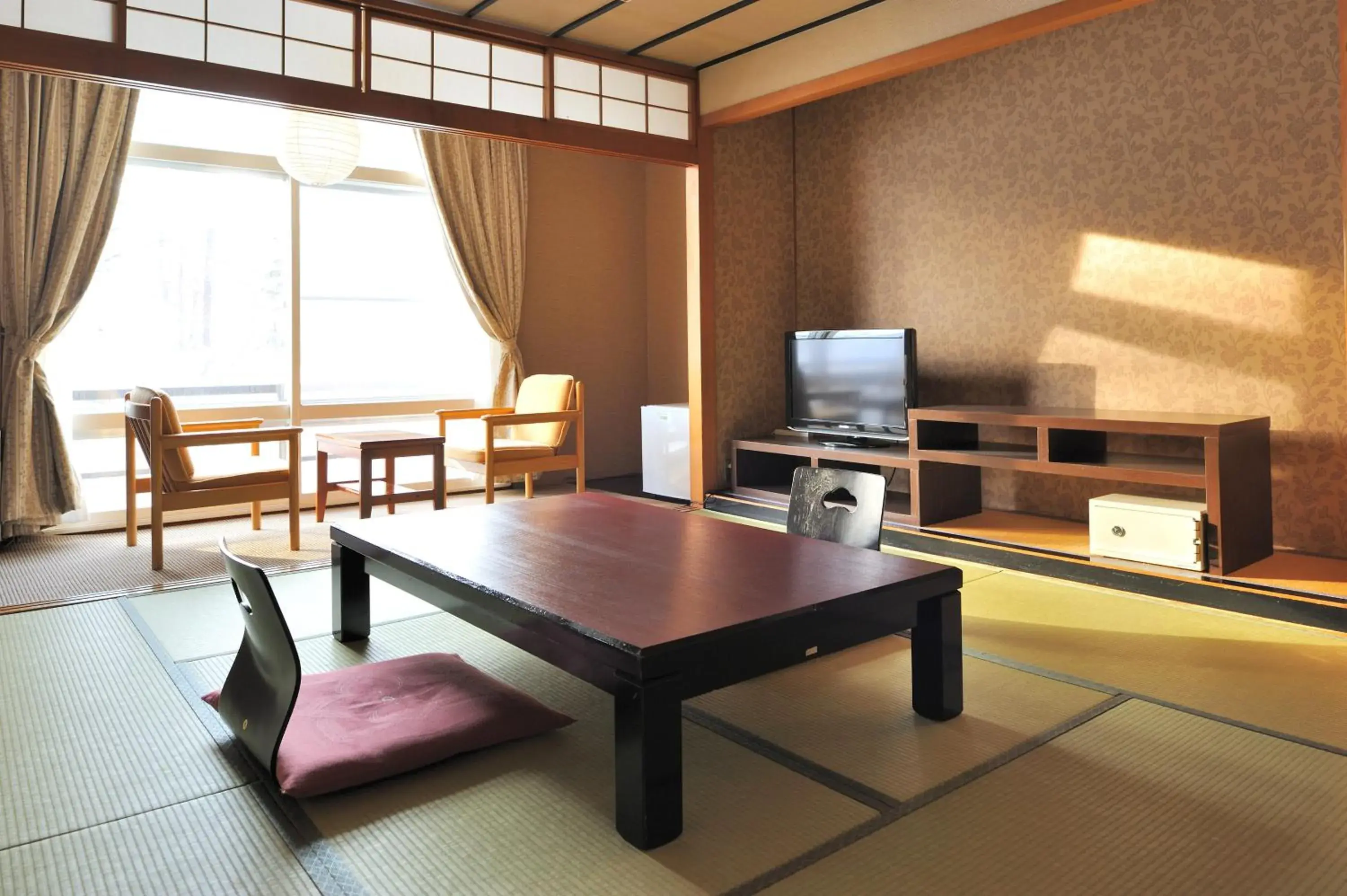 Photo of the whole room, Seating Area in Mogamitakayu Zenshichinoyu Ohira