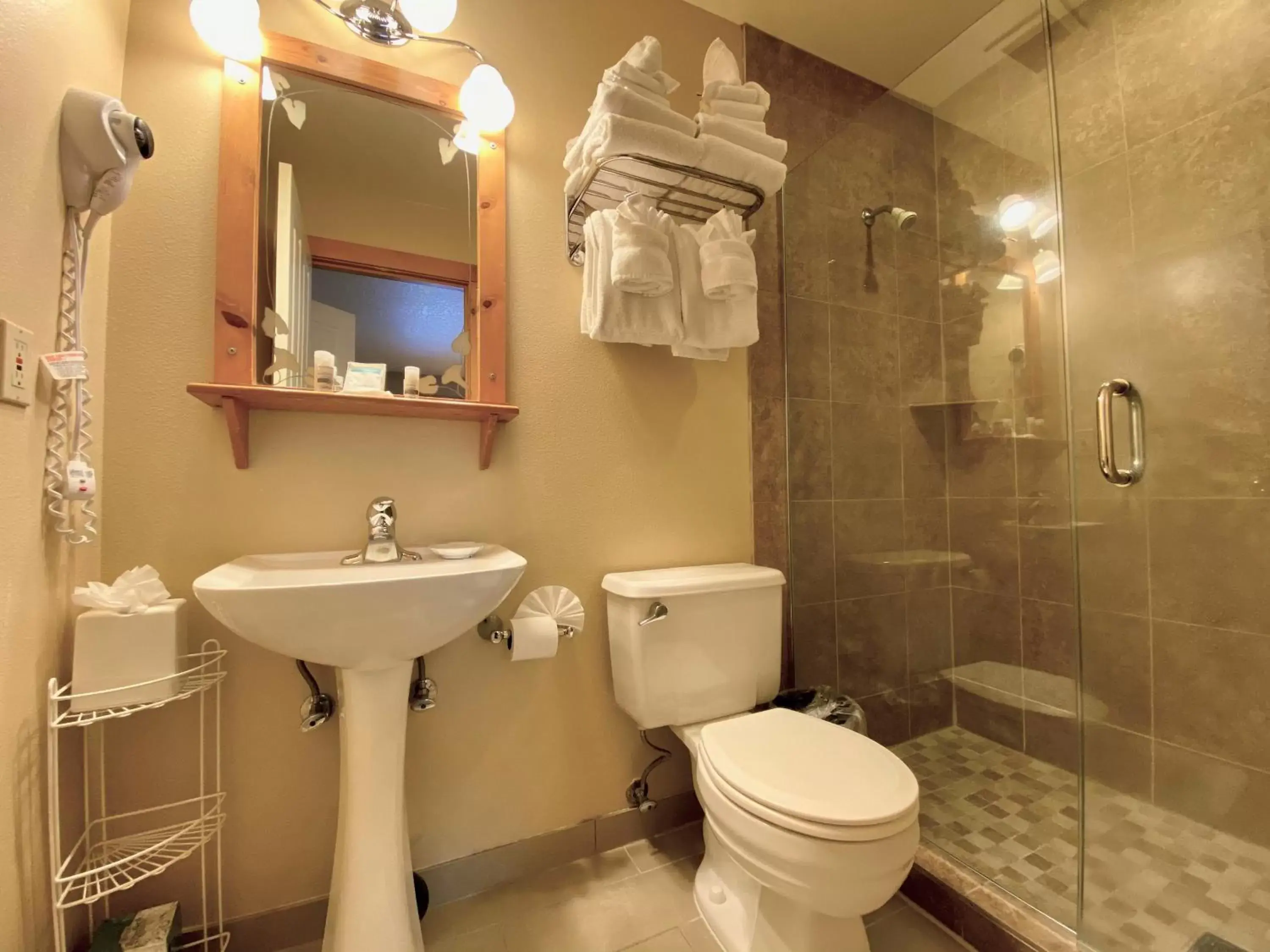 Shower, Bathroom in Lighthouse Inn