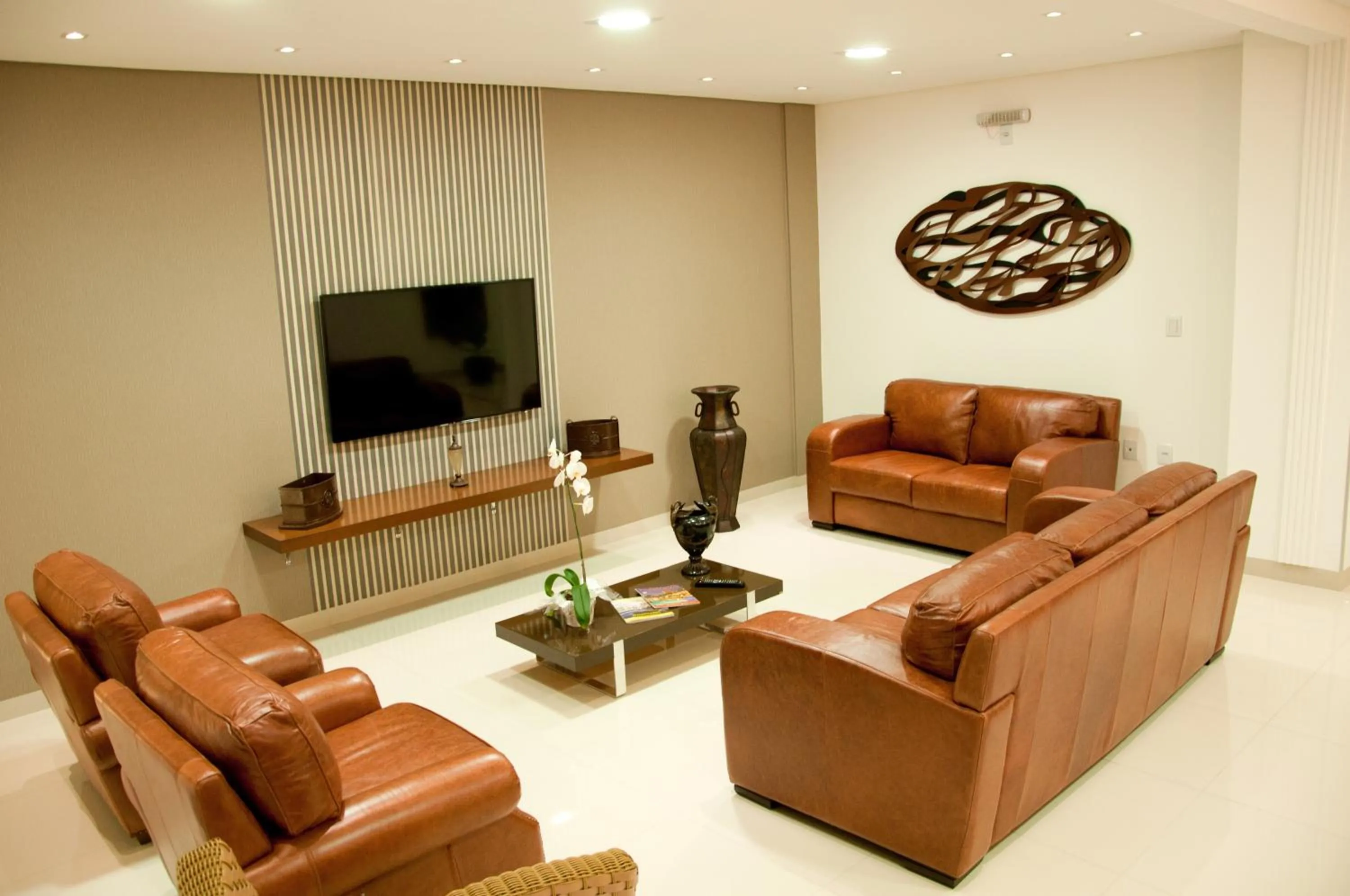 Communal lounge/ TV room in Hotel Roari