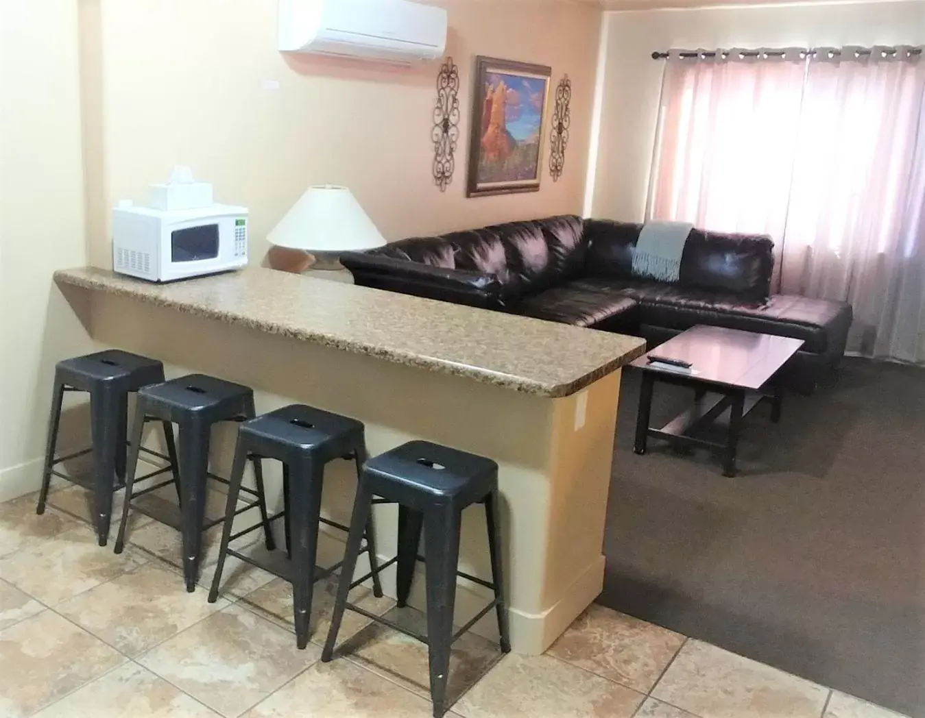 Dining area, Lounge/Bar in Lake Powell Motel & Apartments