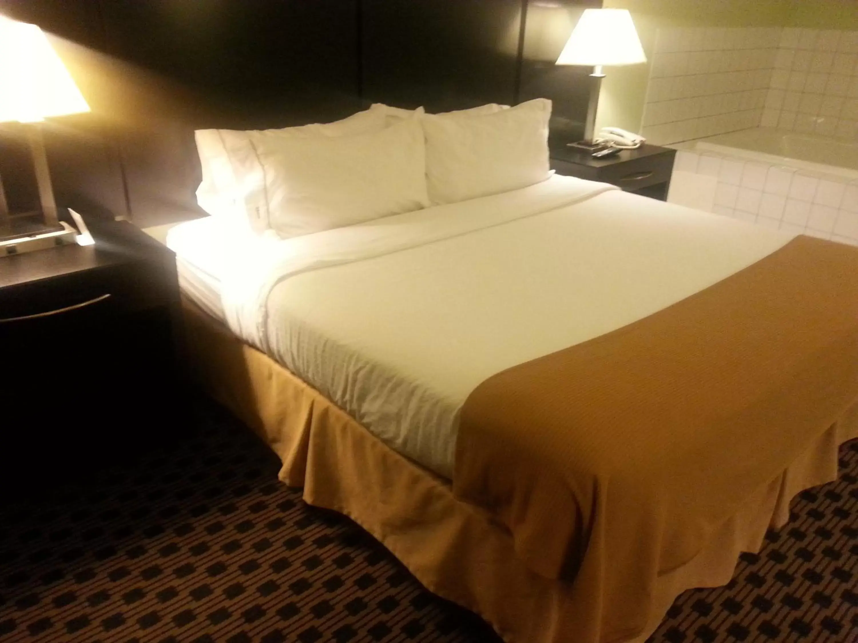 Photo of the whole room, Bed in Holiday Inn Express - Indianapolis - Southeast, an IHG Hotel