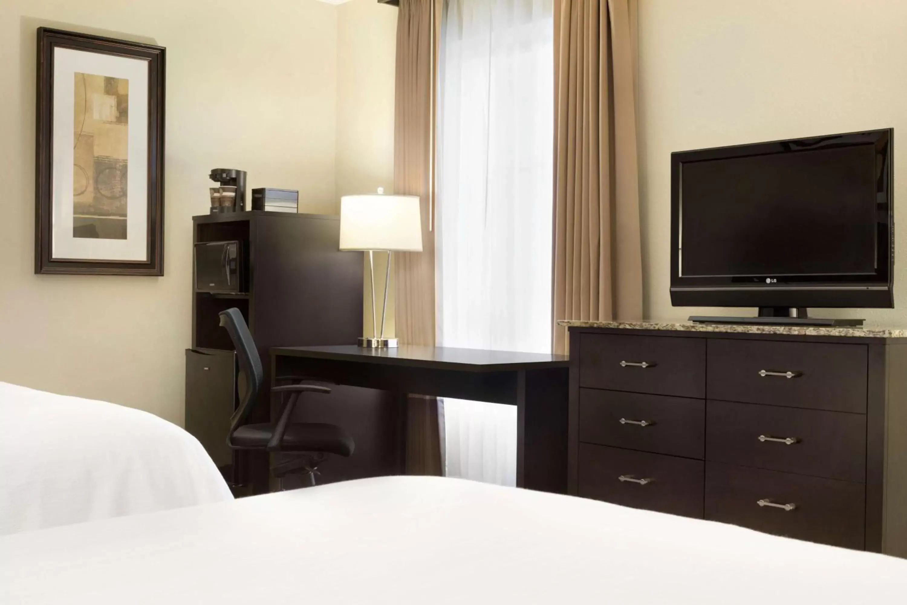 Bed, TV/Entertainment Center in Embassy Suites by Hilton Jackson North Ridgeland