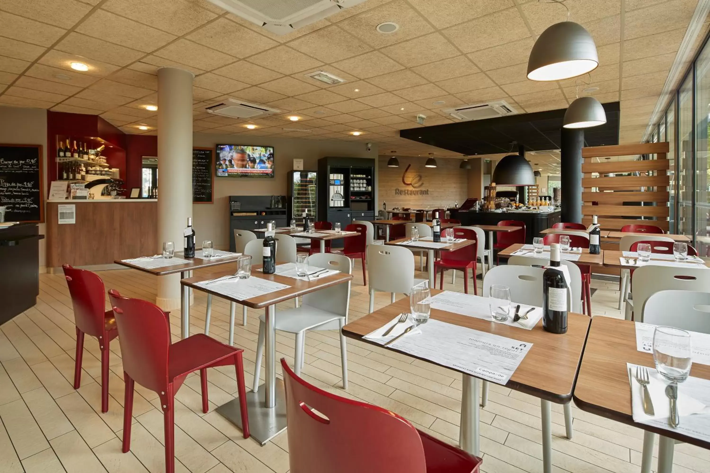 Restaurant/Places to Eat in Campanile Nantes Centre - Saint Jacques