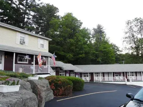 Patio, Property Building in Pinebrook Motel