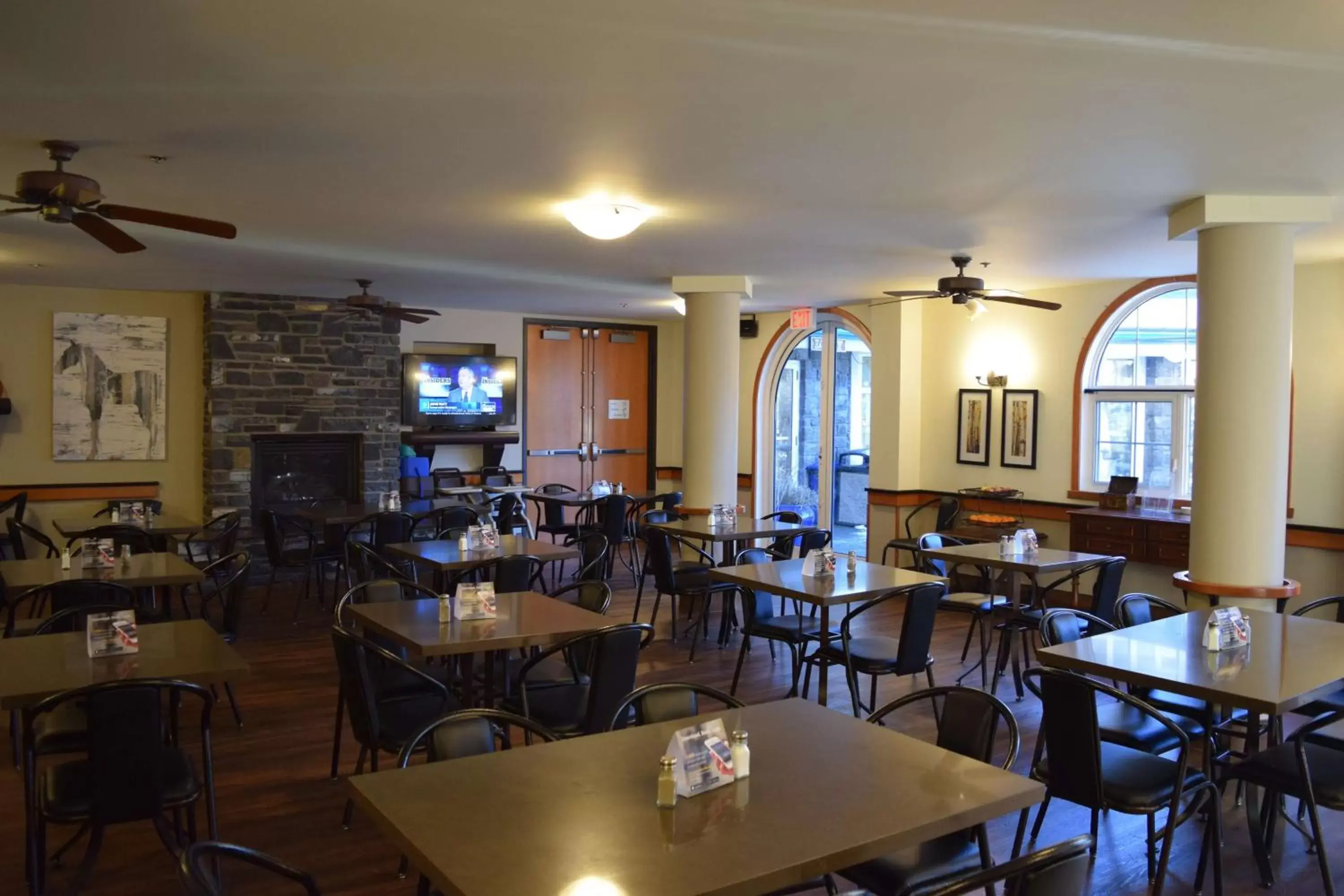 Restaurant/places to eat in Pocaterra Inn & Waterslide