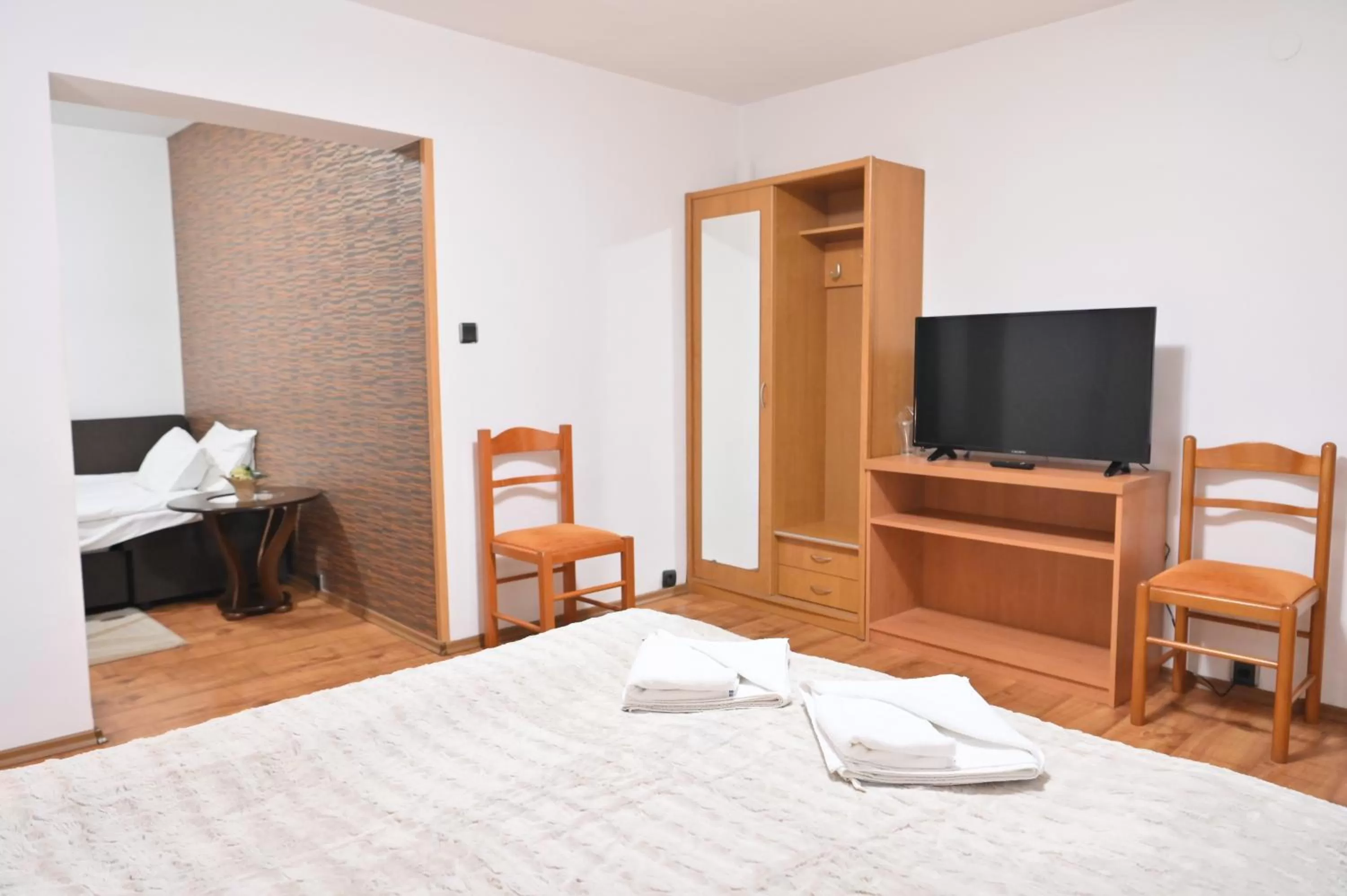 Photo of the whole room, Bed in Hotel Rothmans-Breakfast - Free parking - Lobby