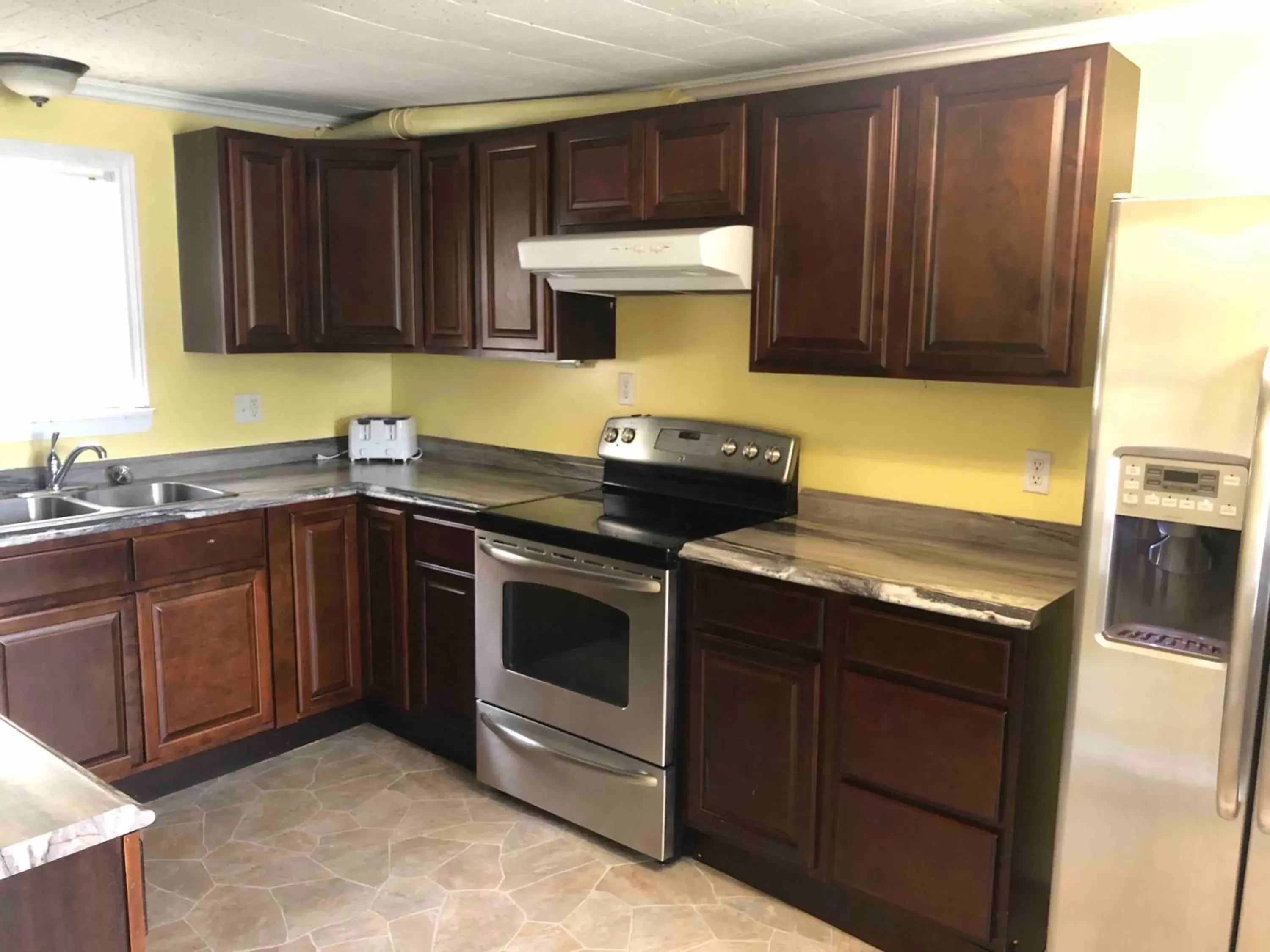 Kitchen/Kitchenette in Lakelawn B&B and Motel