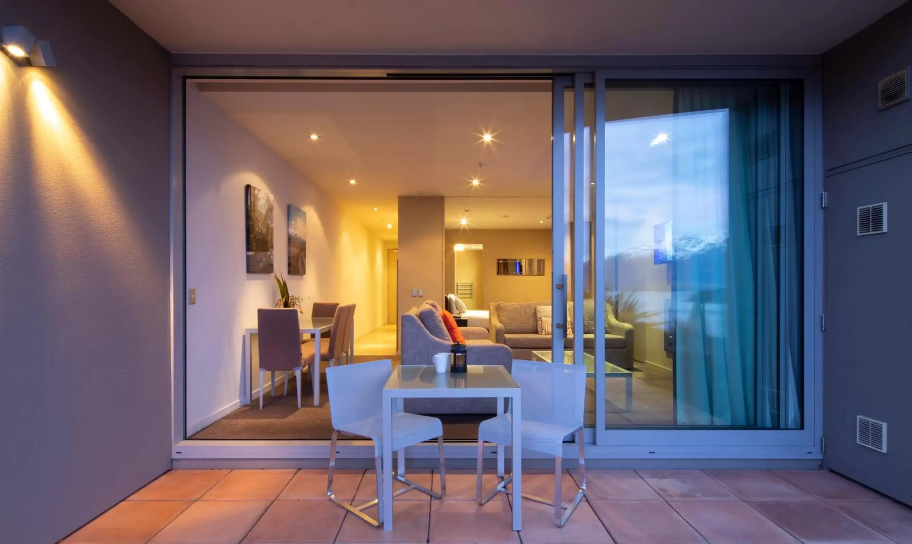 Two Bedroom Apartment with Lake View in Highview Apartments Two Bedroom Apartment with Lake View in Highview Apartments