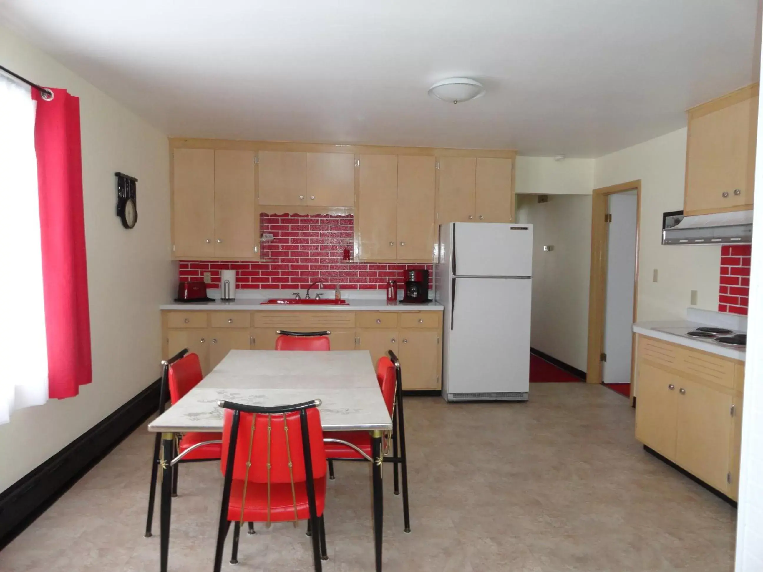 Kitchen or kitchenette, Kitchen/Kitchenette in Cedars Motel