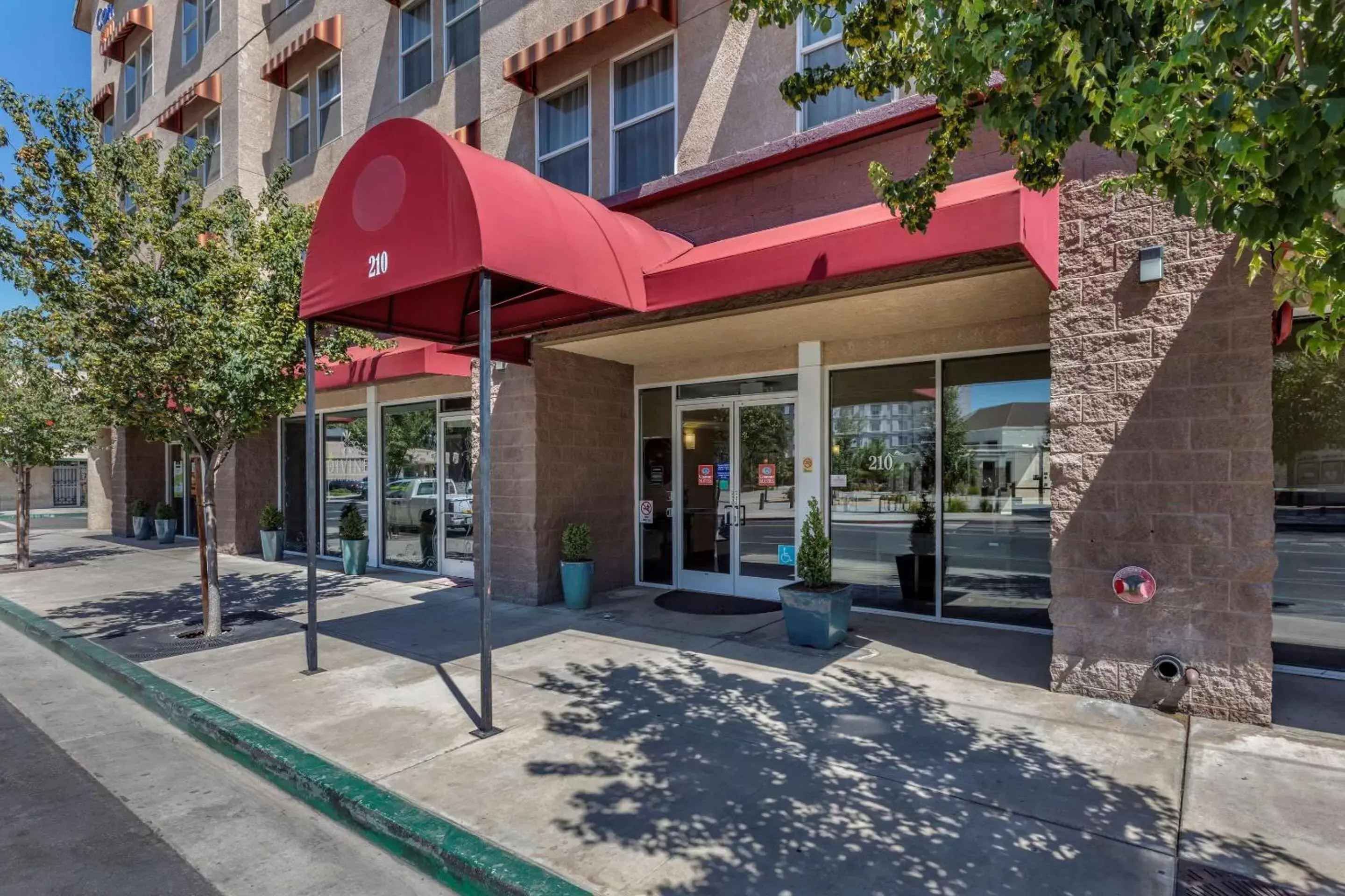 Property building, Patio/Outdoor Area in Comfort Suites Visalia Convention Center