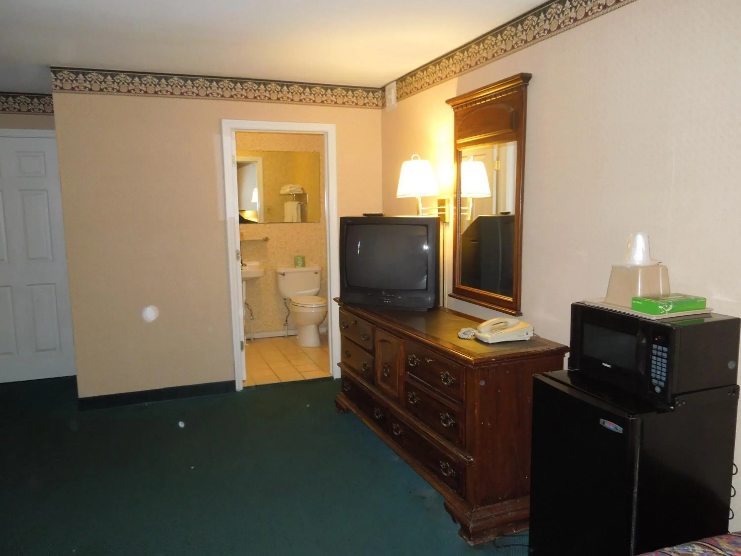 Bathroom, TV/Entertainment Center in Value Inn