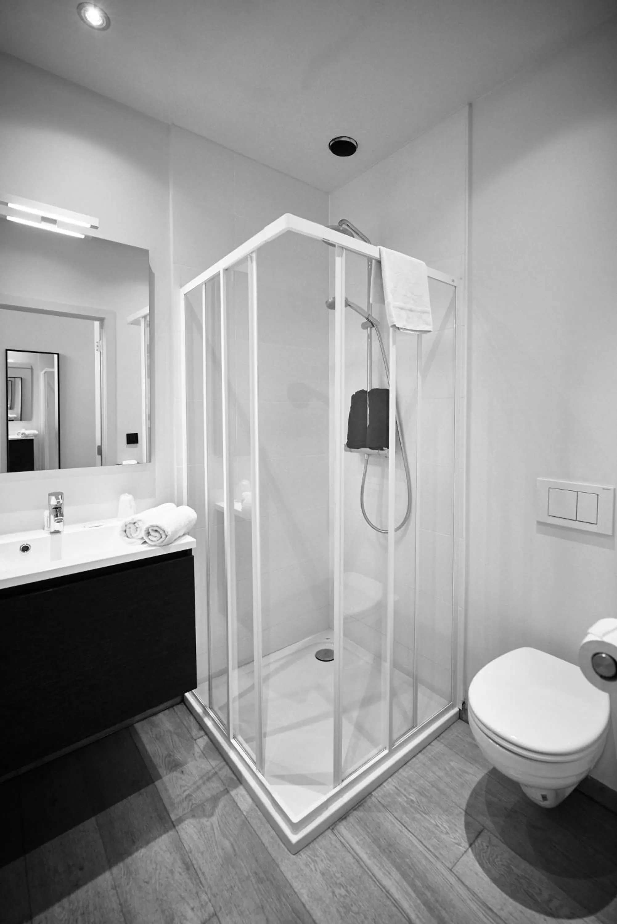 Shower in Hotel Le Parisien