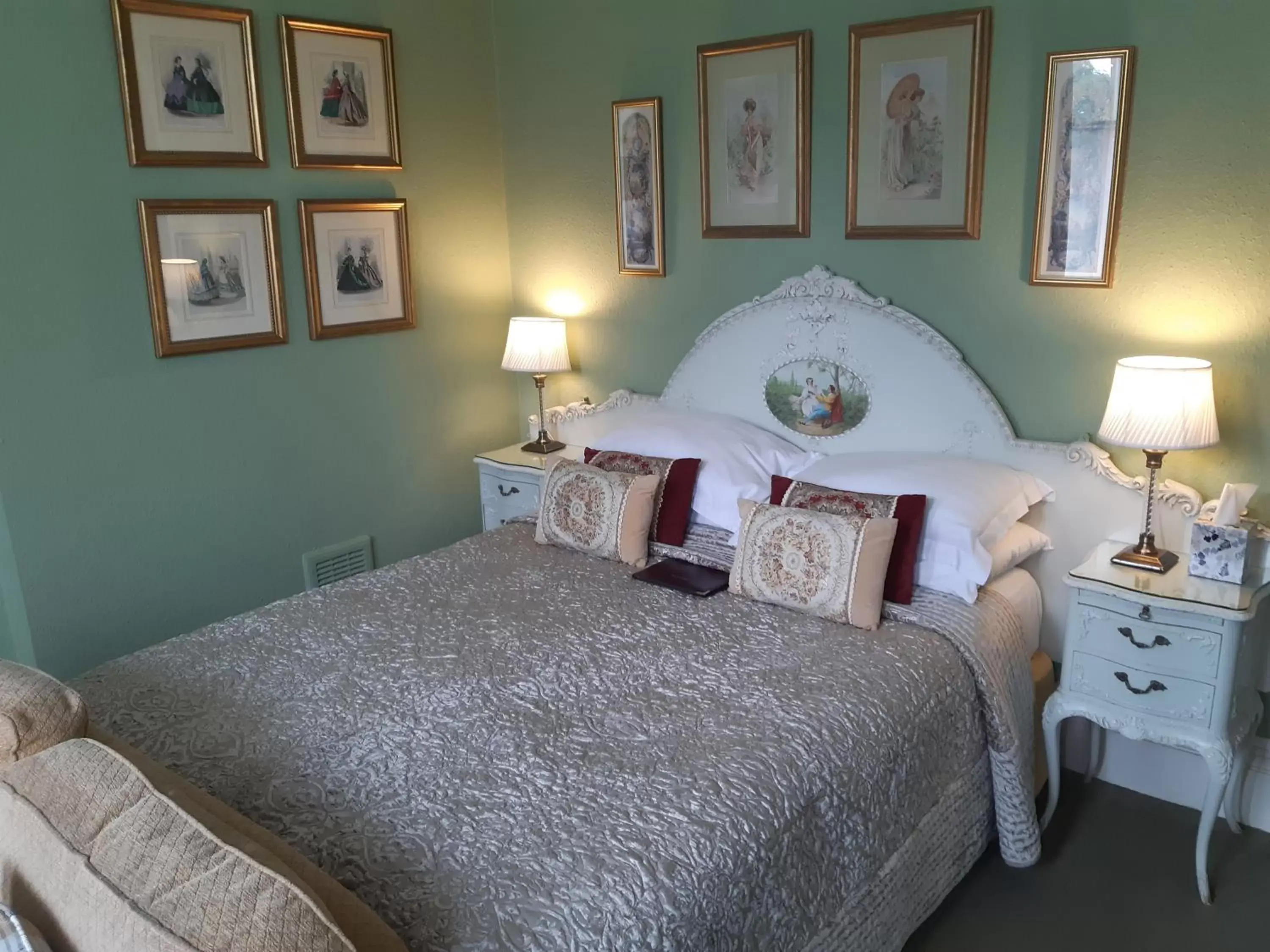 Bed in Holywell House