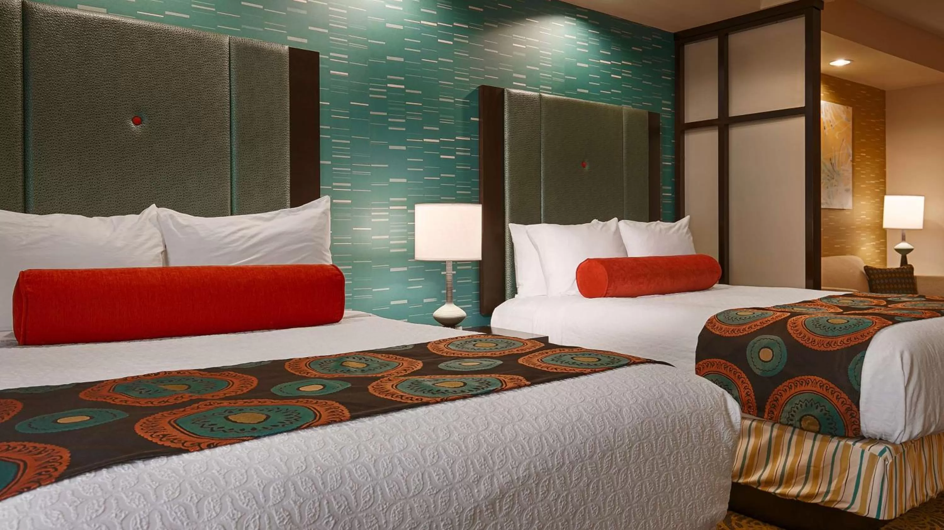 Photo of the whole room, Bed in Best Western Premier Ashton Suites - Willowbrook