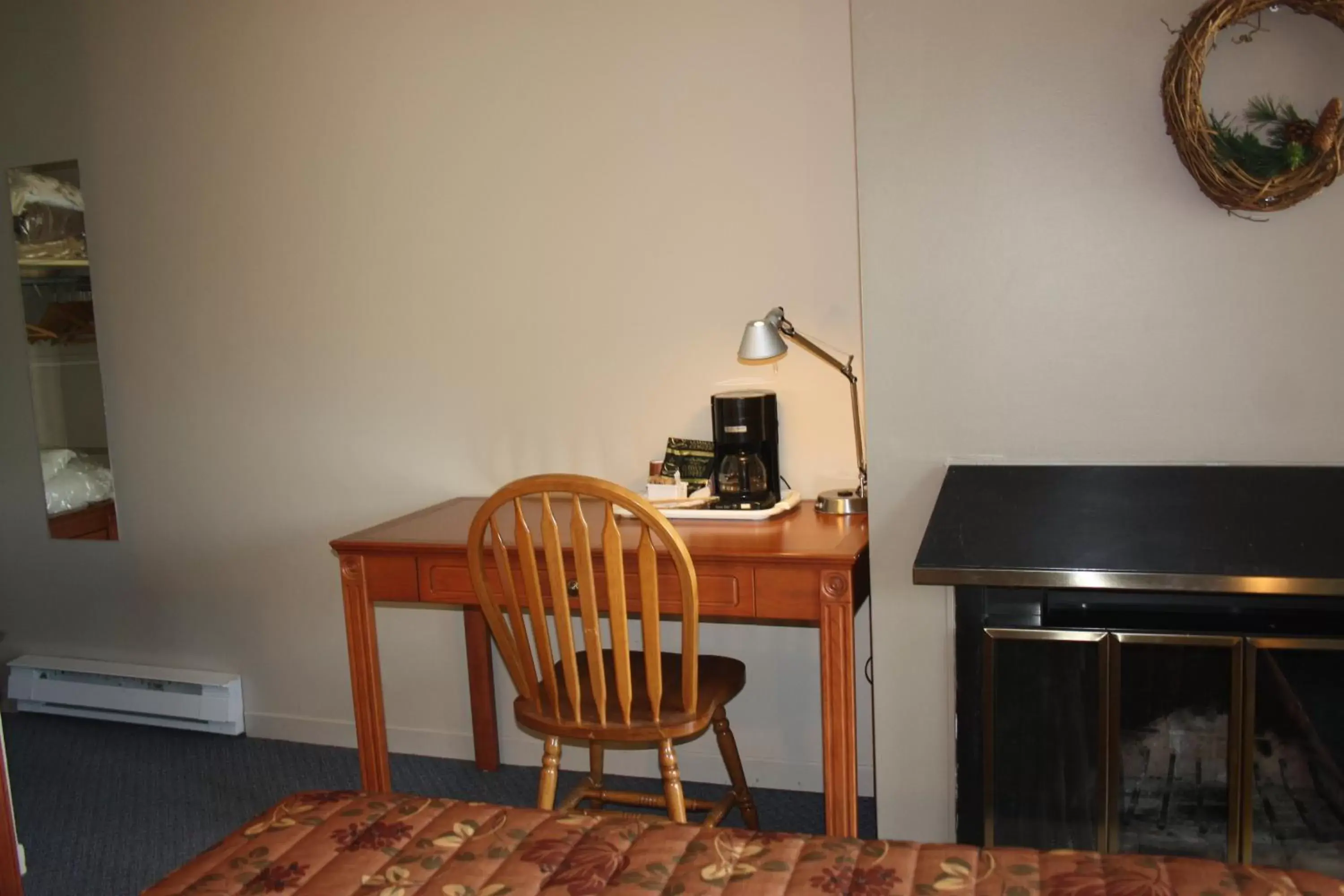 Bedroom, TV/Entertainment Center in Motel Le JoliBourg