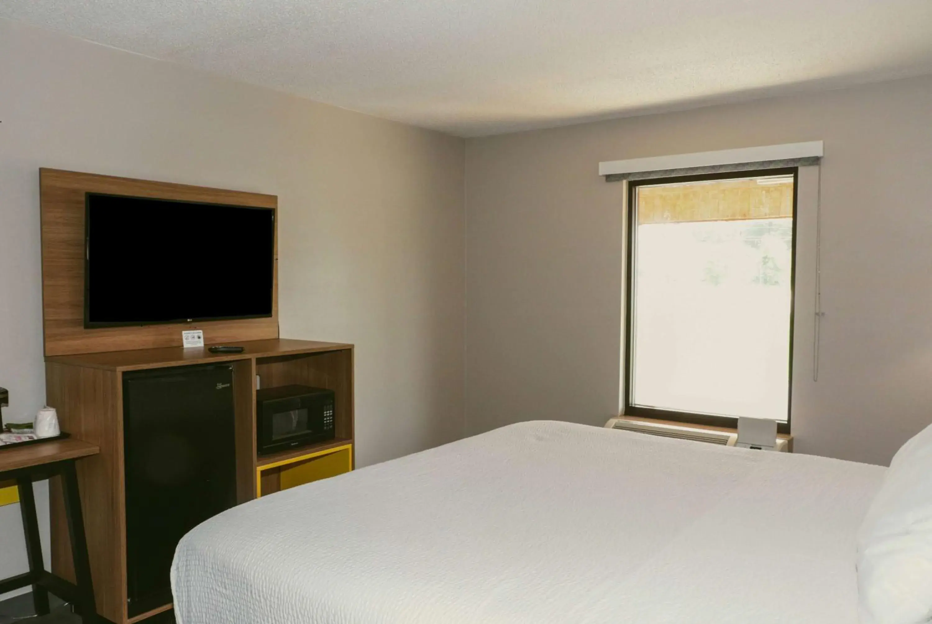 Photo of the whole room, Bed in Days Inn by Wyndham Farmville