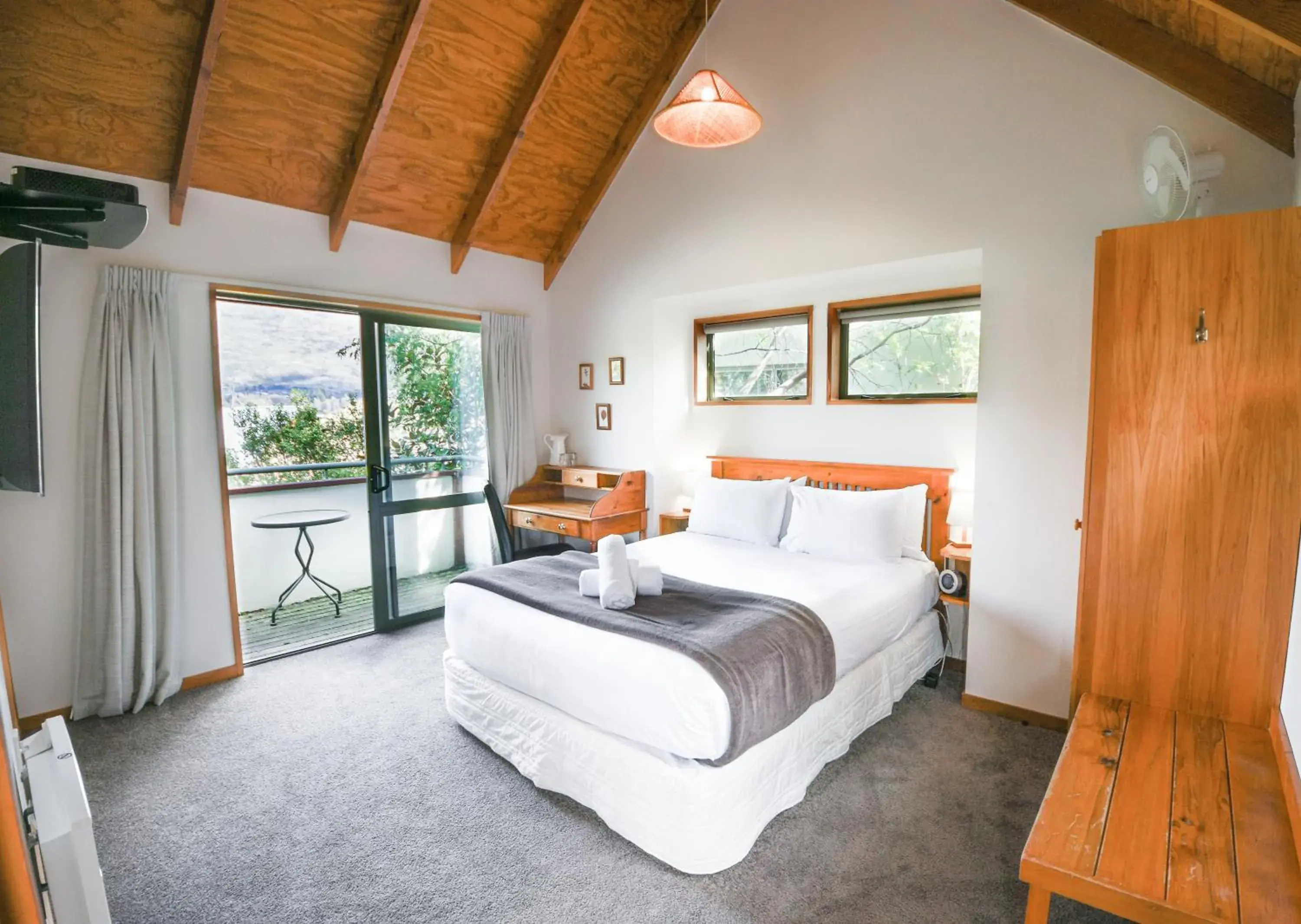 Bed in Te Wanaka Lodge