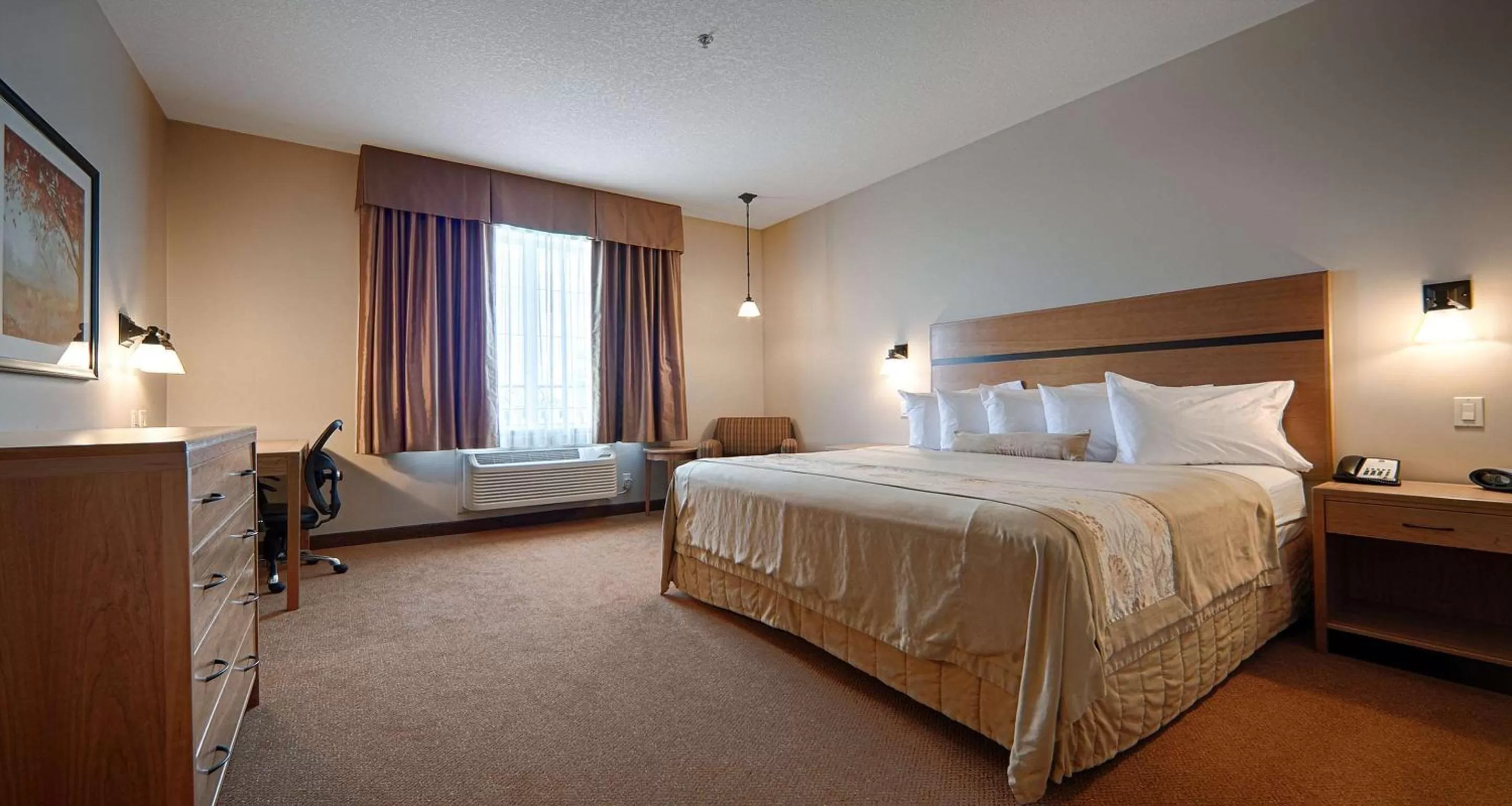 Bed in Best Western Plus Chateau Inn Sylvan Lake