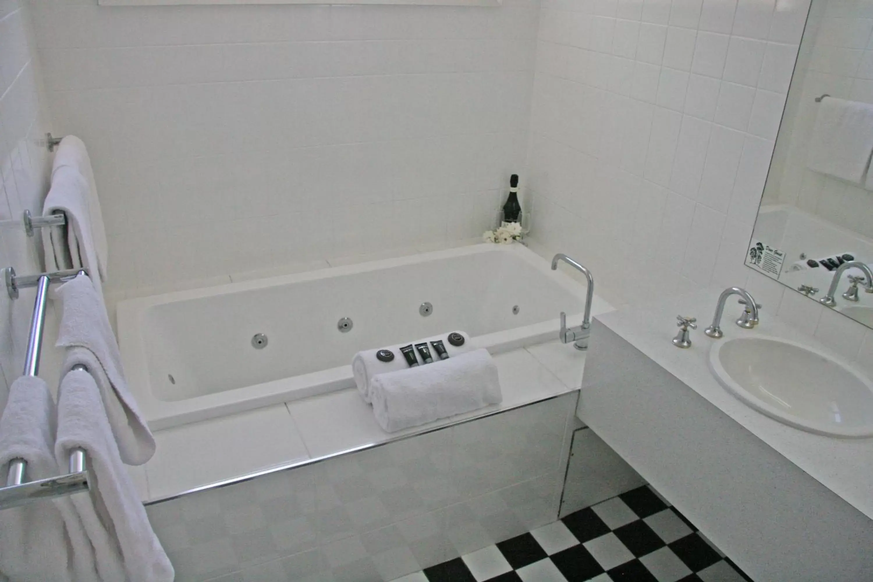 Bathroom in Hermitage Motor Inn
