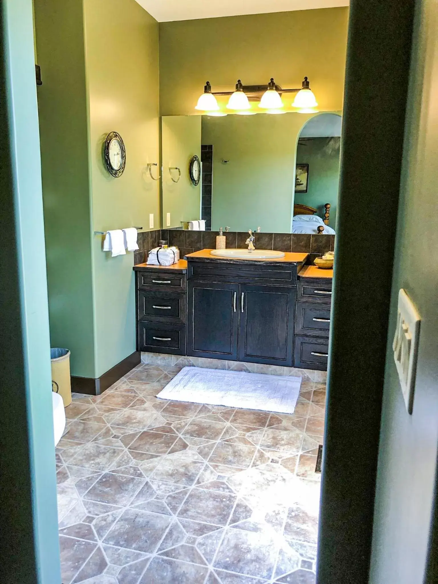 Bathroom, Kitchen/Kitchenette in Wolf Creek Bed and Breakfast