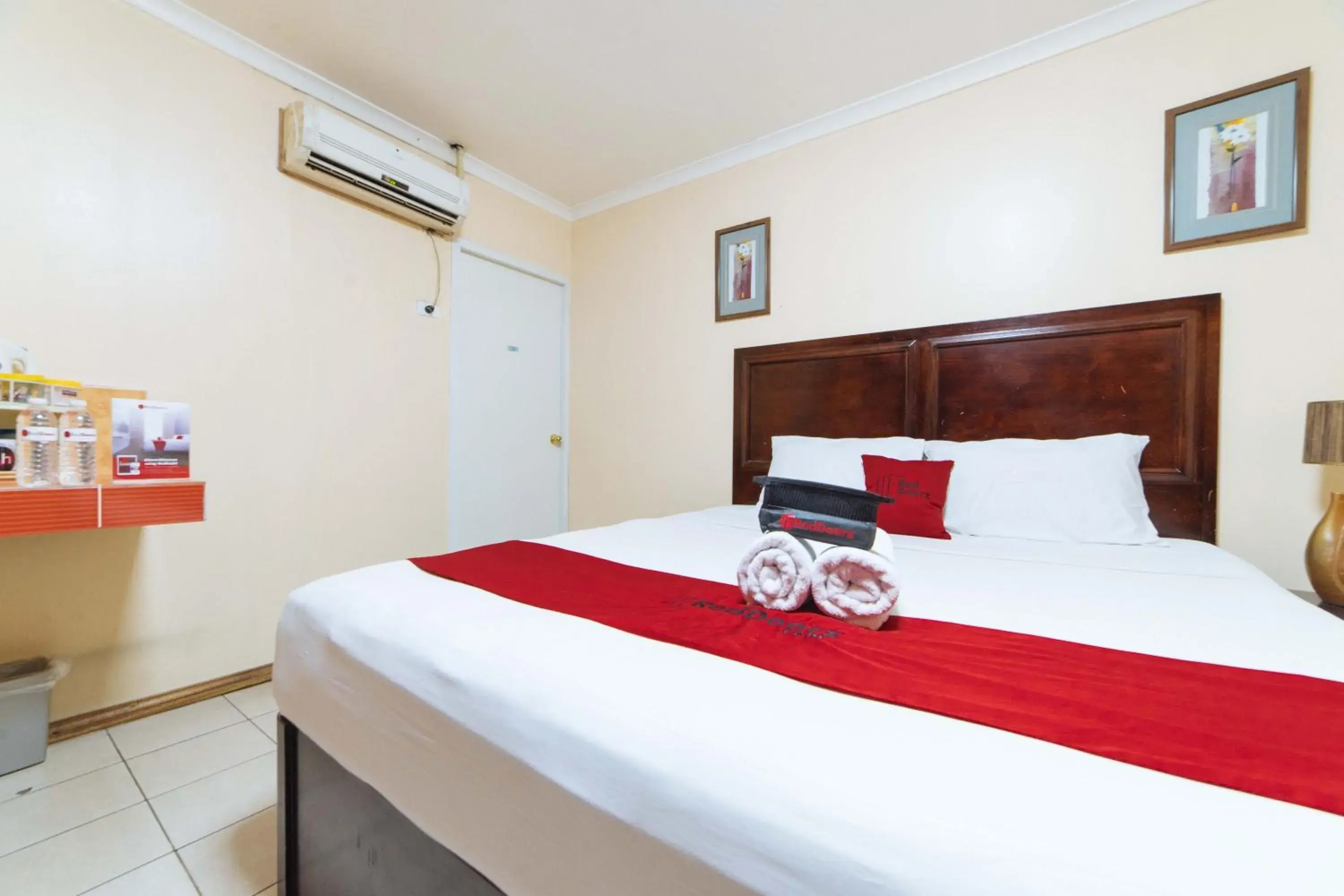 Photo of the whole room, Bed in RedDoorz @ Clarkview 21st Street Angeles City Photo of the whole room, Bed in RedDoorz @ Clarkview 21st Street Angeles City