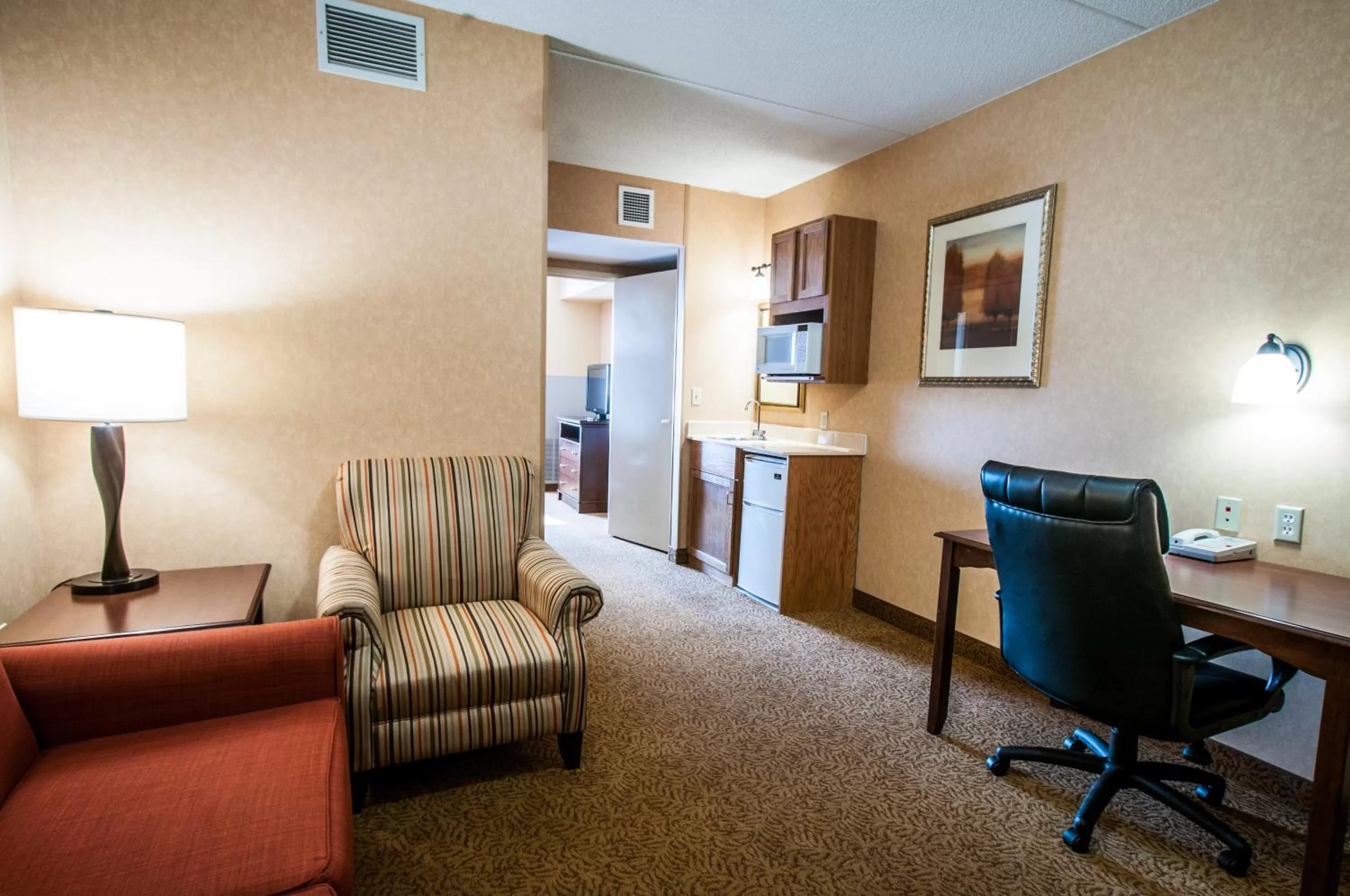 Seating Area in Country Inn & Suites by Radisson, Cuyahoga Falls, OH