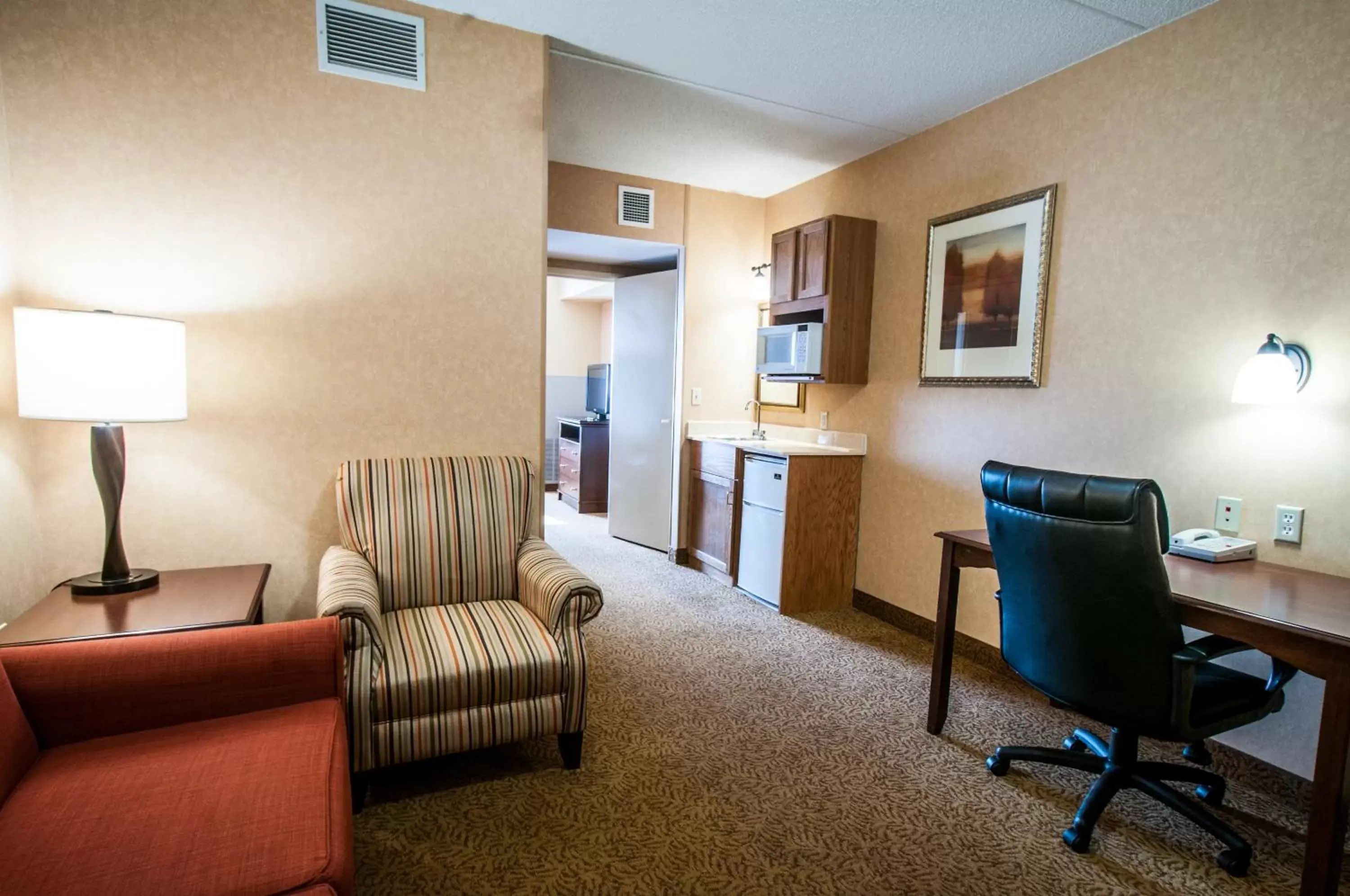 Seating Area in Country Inn & Suites by Radisson, Cuyahoga Falls, OH