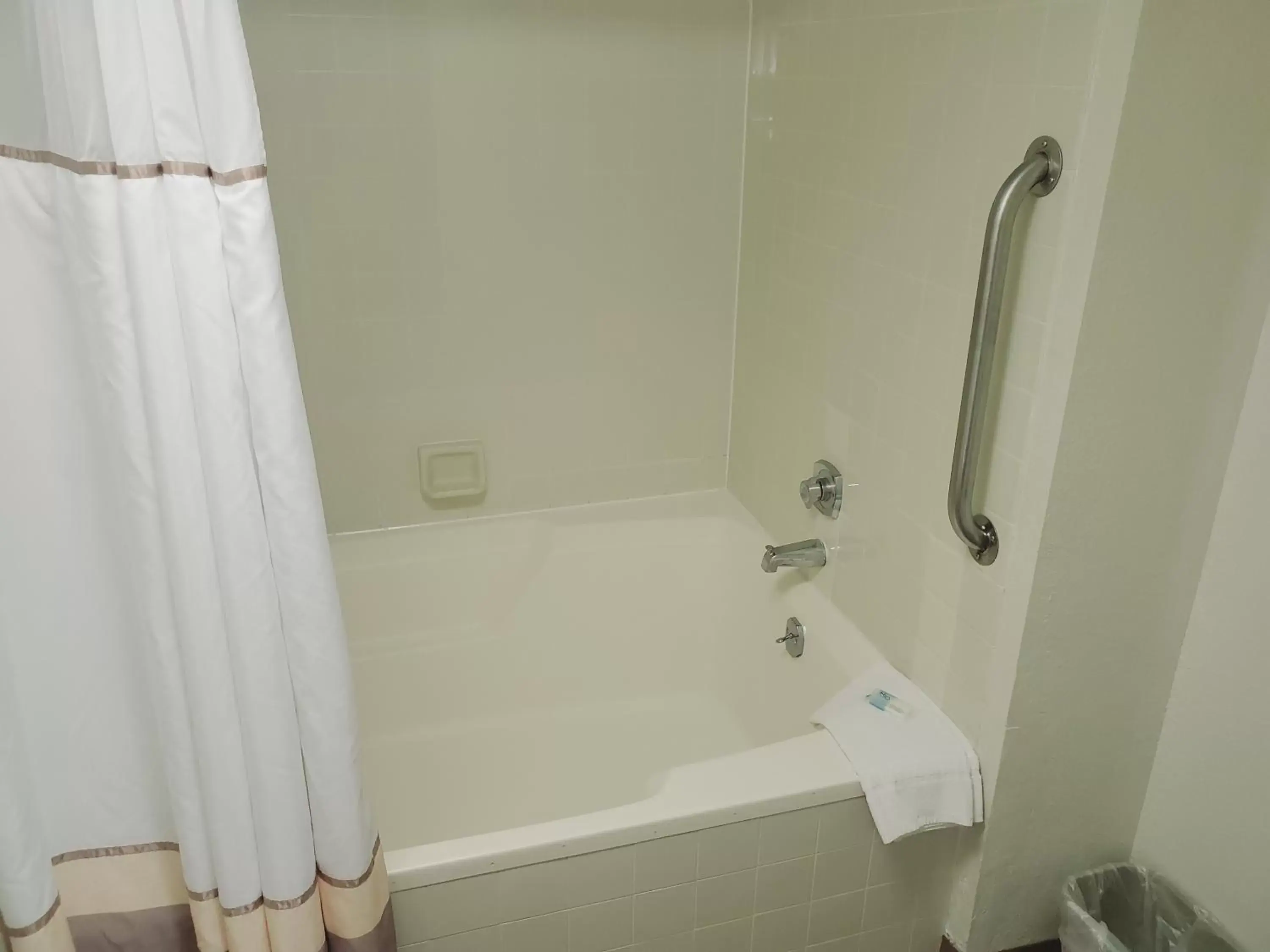 Bath, Bathroom in Blackstone Lodge and Suites