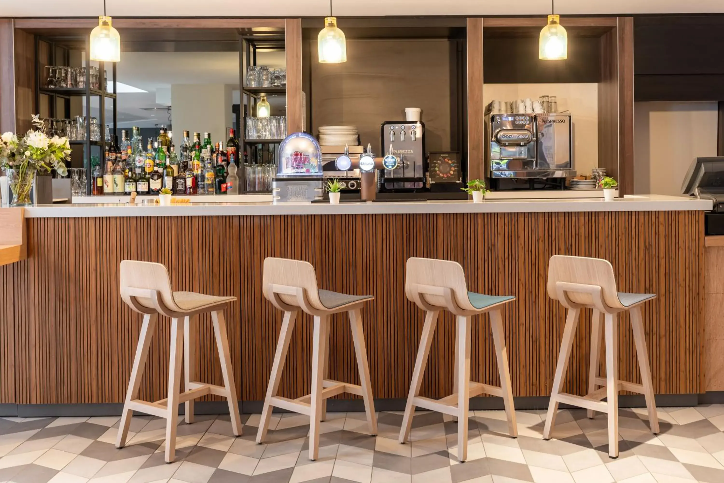 Lounge or bar in Holiday Inn Lyon Vaise by IHG Lounge or bar in Holiday Inn Lyon Vaise by IHG