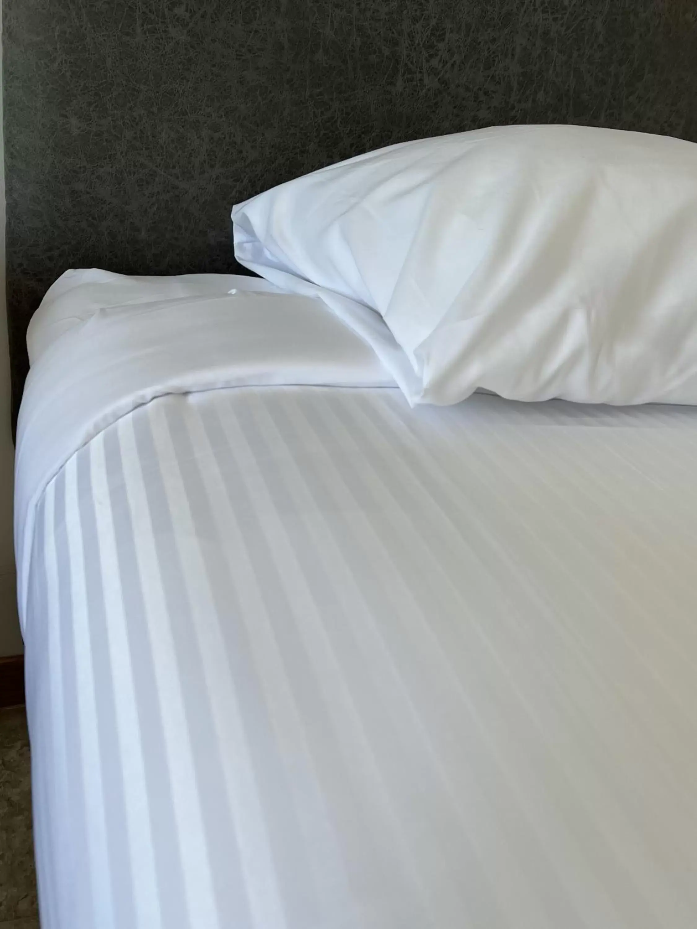 Bed in Homeport Motel
