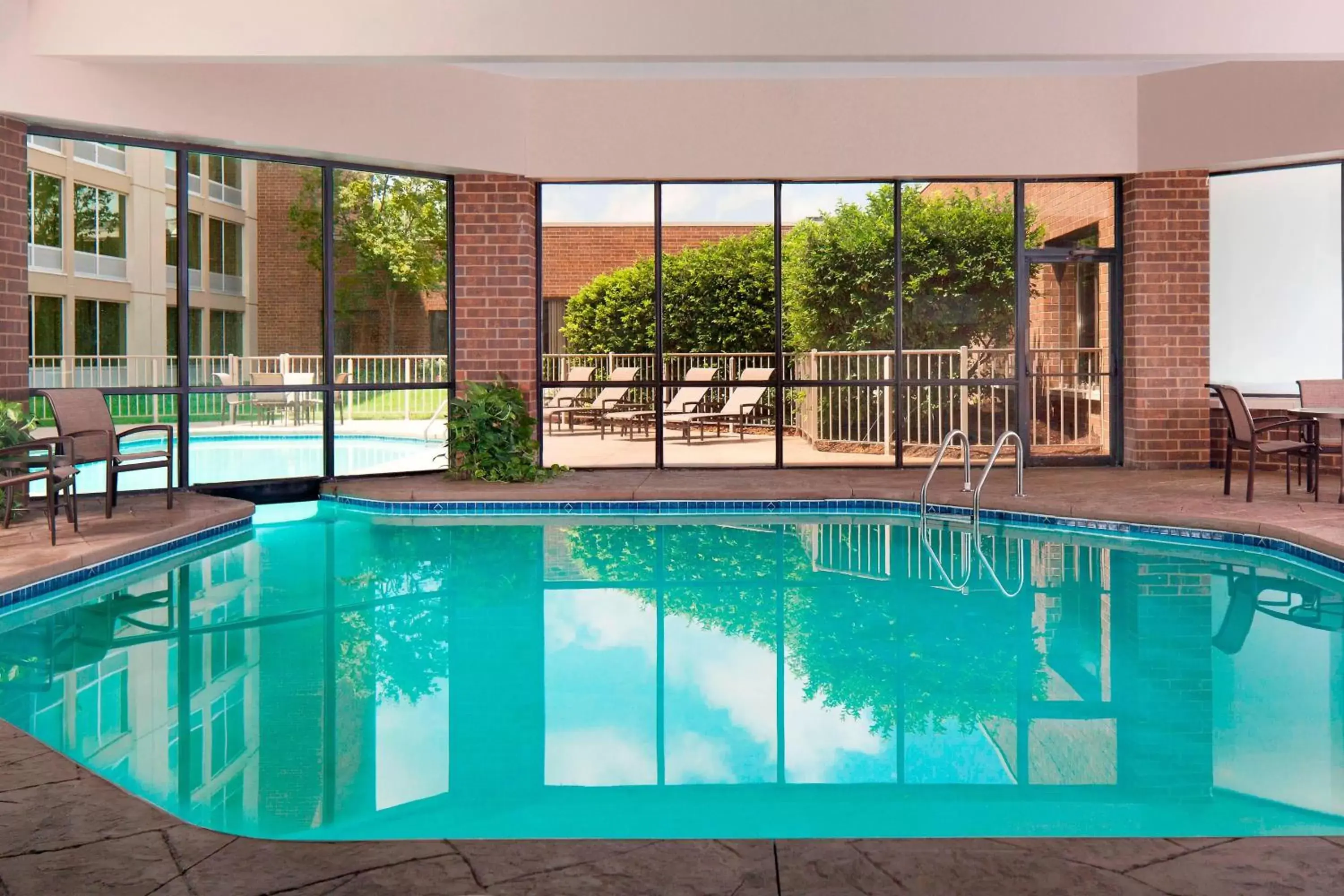 Swimming Pool in Sheraton Ann Arbor Hotel