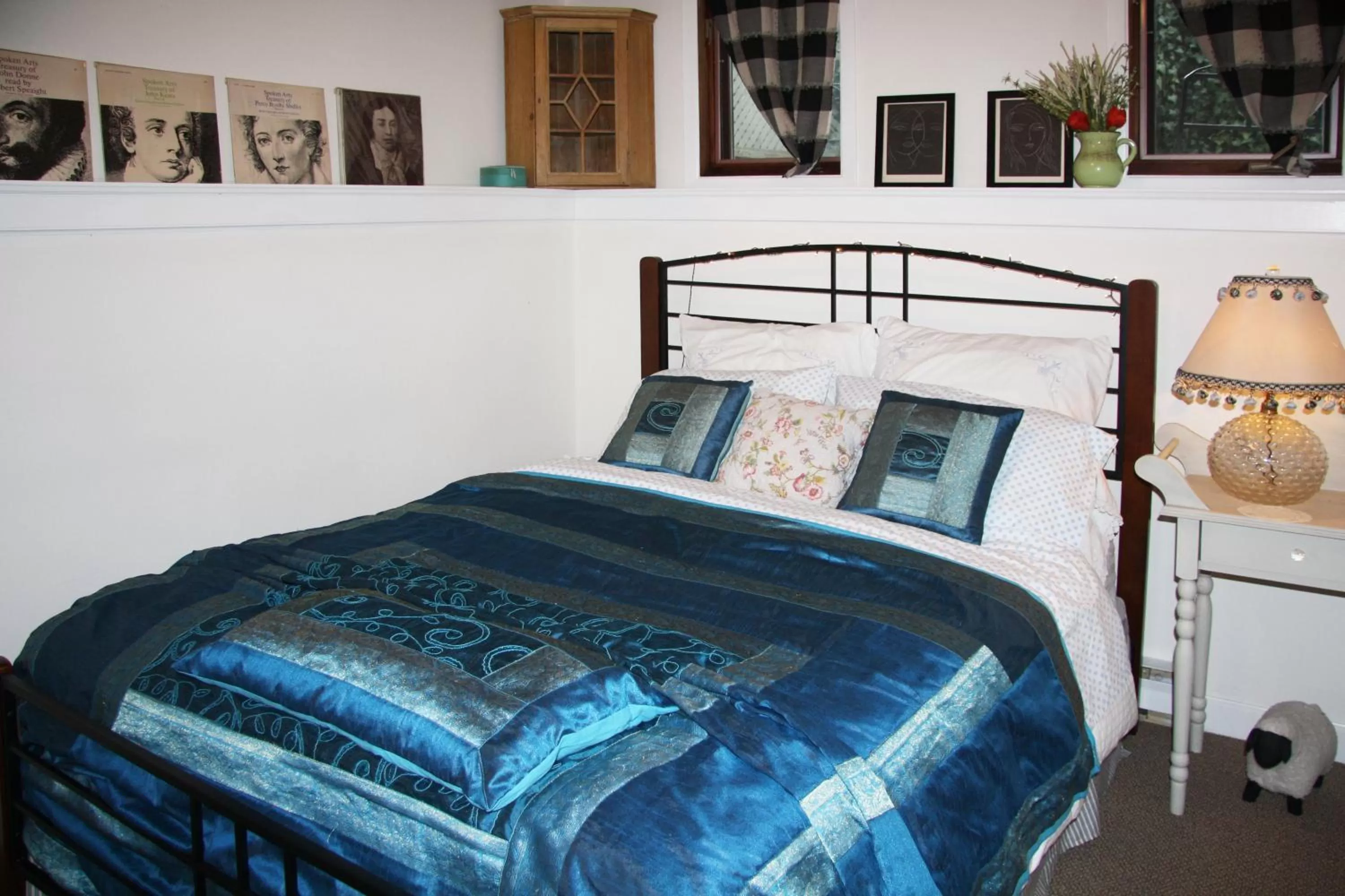 Bedroom, Bed in 2 Moon Cottage