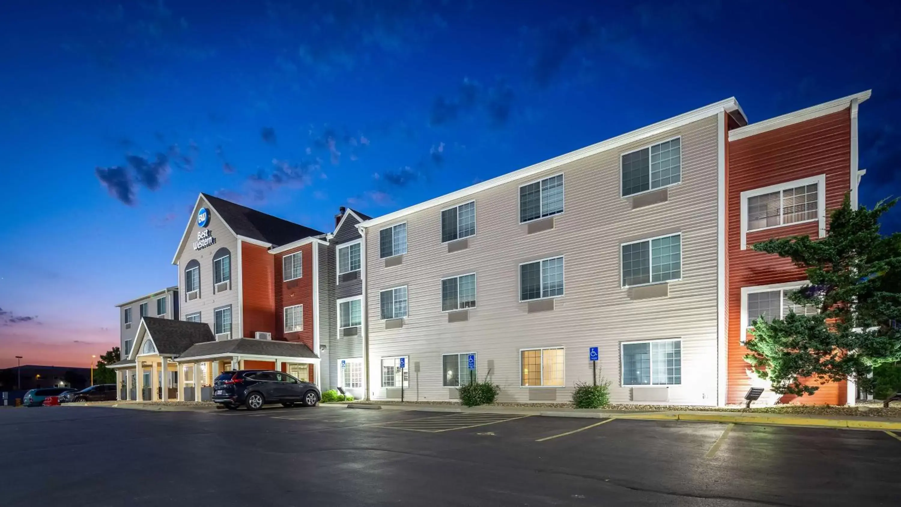 Property Building in Best Western Worlds Of Fun