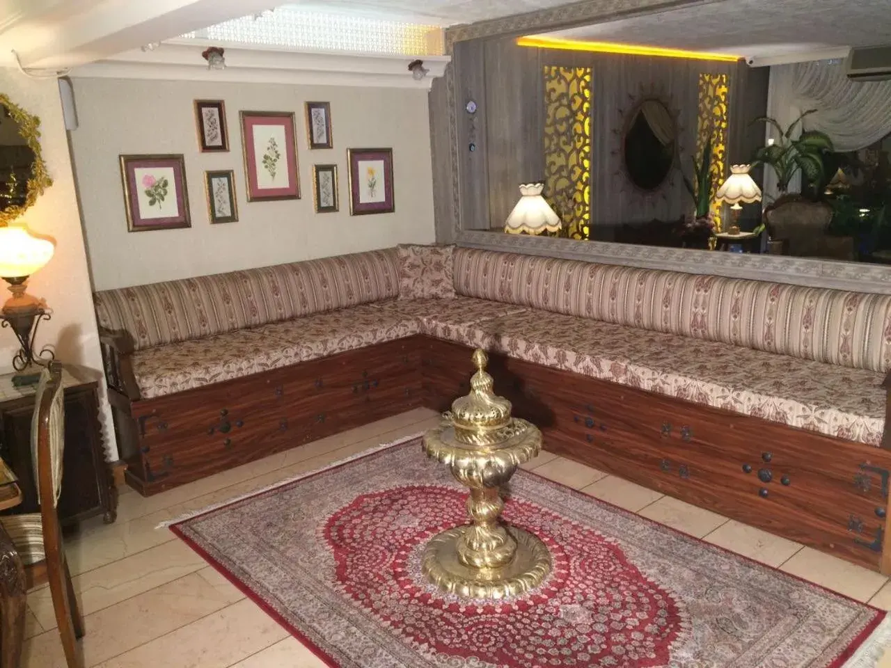 Communal lounge/ TV room, Lobby/Reception in Hotel Nezih Istanbul