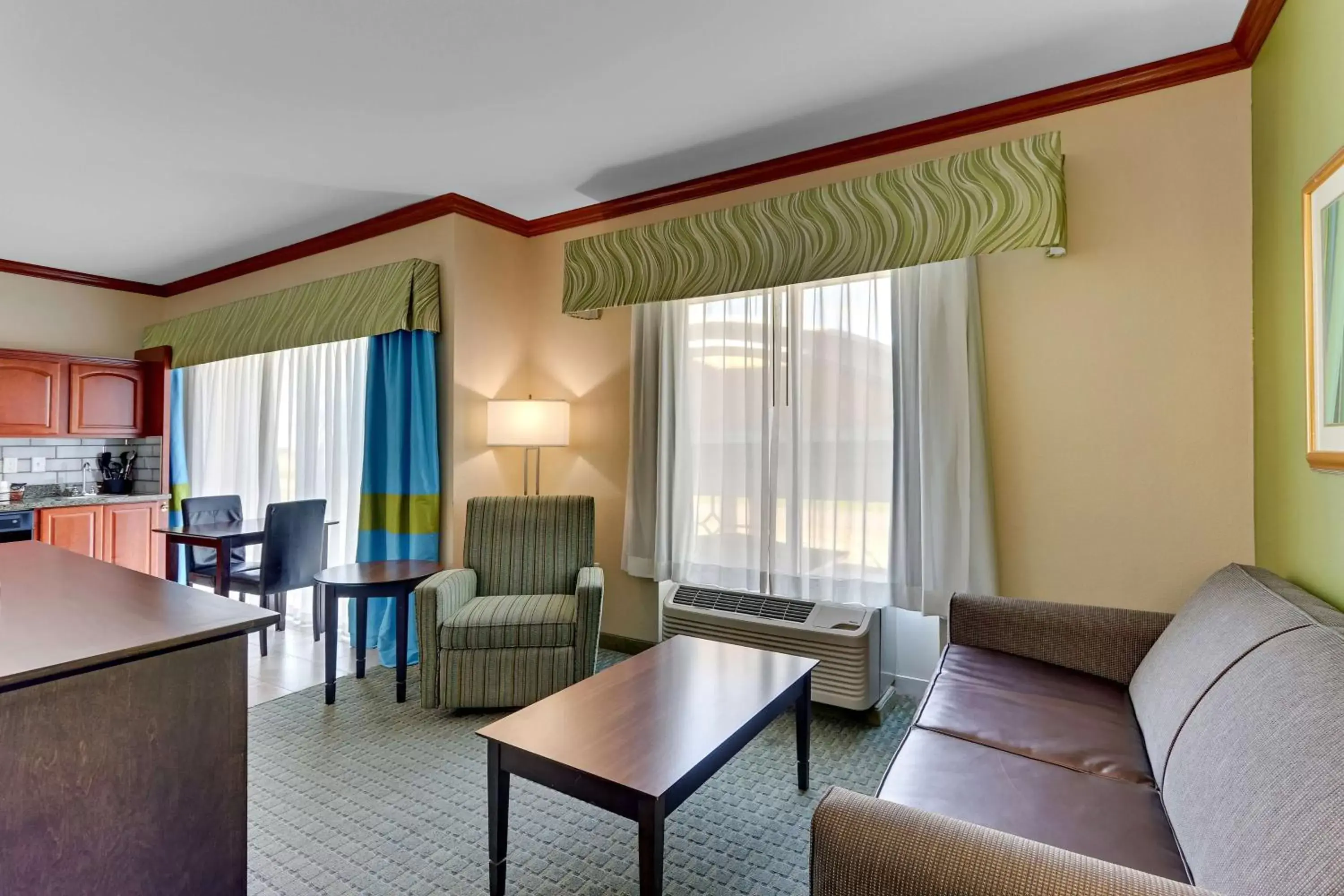 Bedroom, Seating Area in Best Western Plus Woodway Waco South Inn & Suites