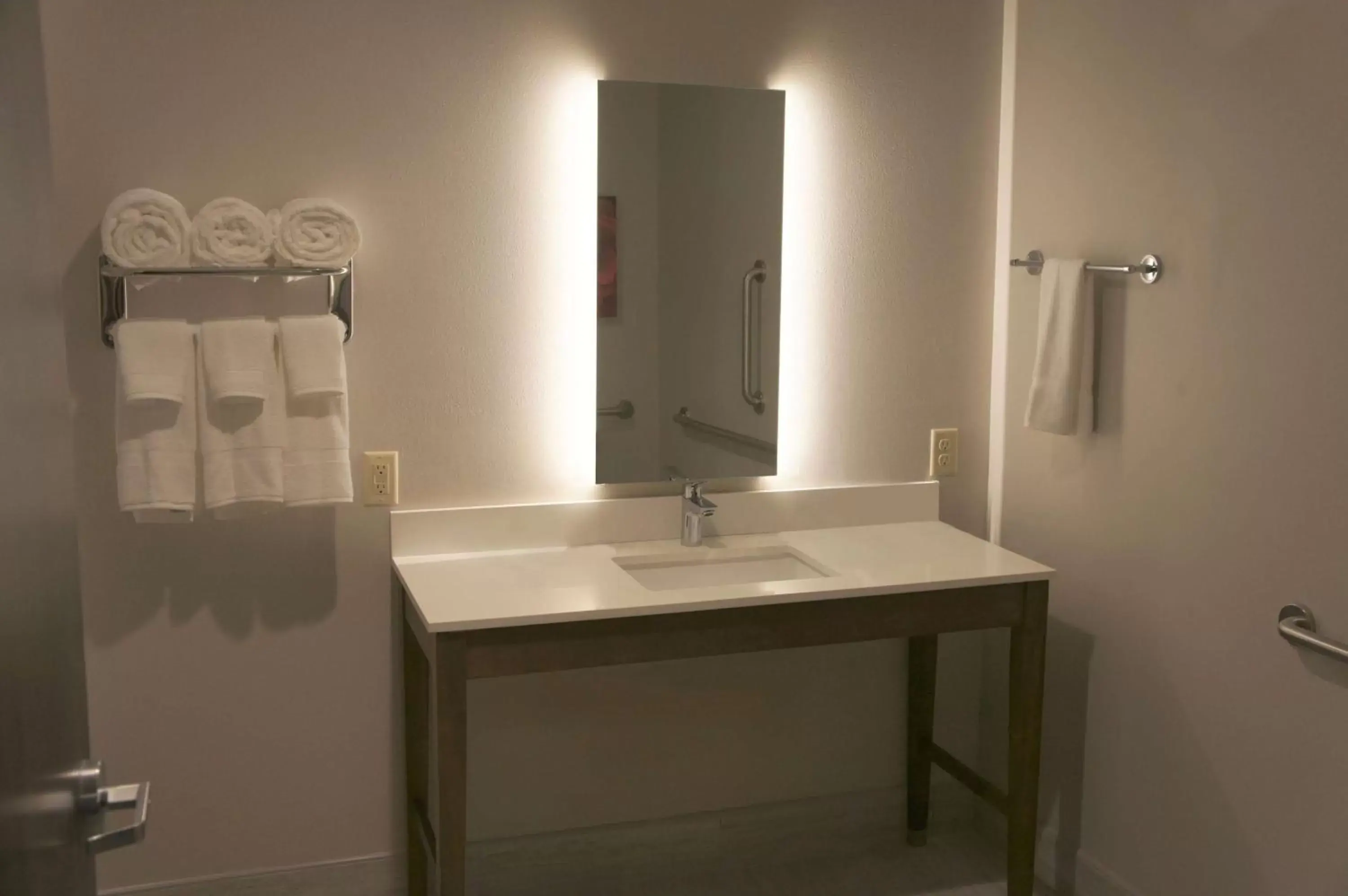 Photo of the whole room, Bathroom in La Quinta by Wyndham Tuscaloosa McFarland