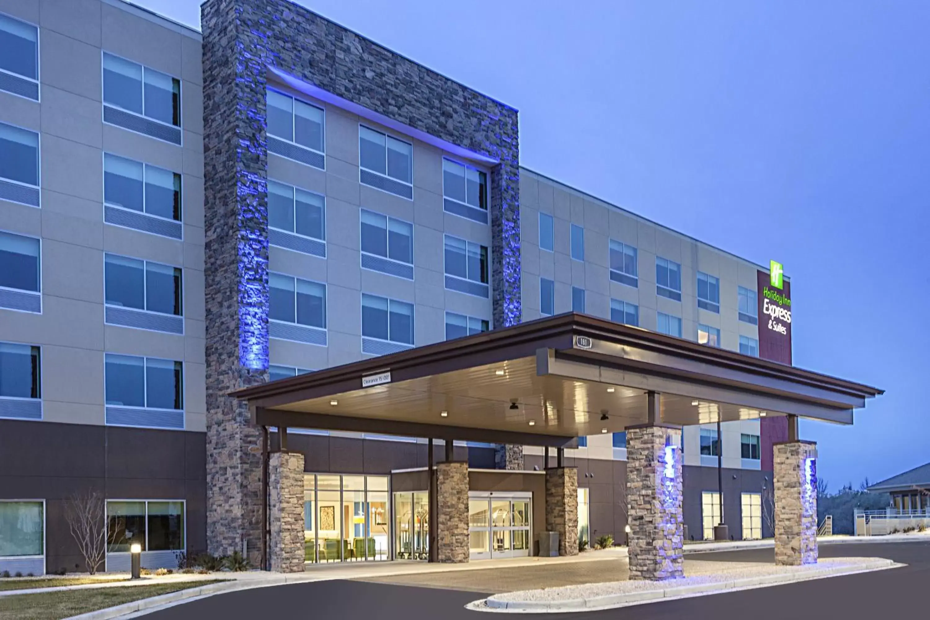 Property building in Holiday Inn Express & Suites - Hudson I-94 by IHG Property building in Holiday Inn Express & Suites - Hudson I-94 by IHG