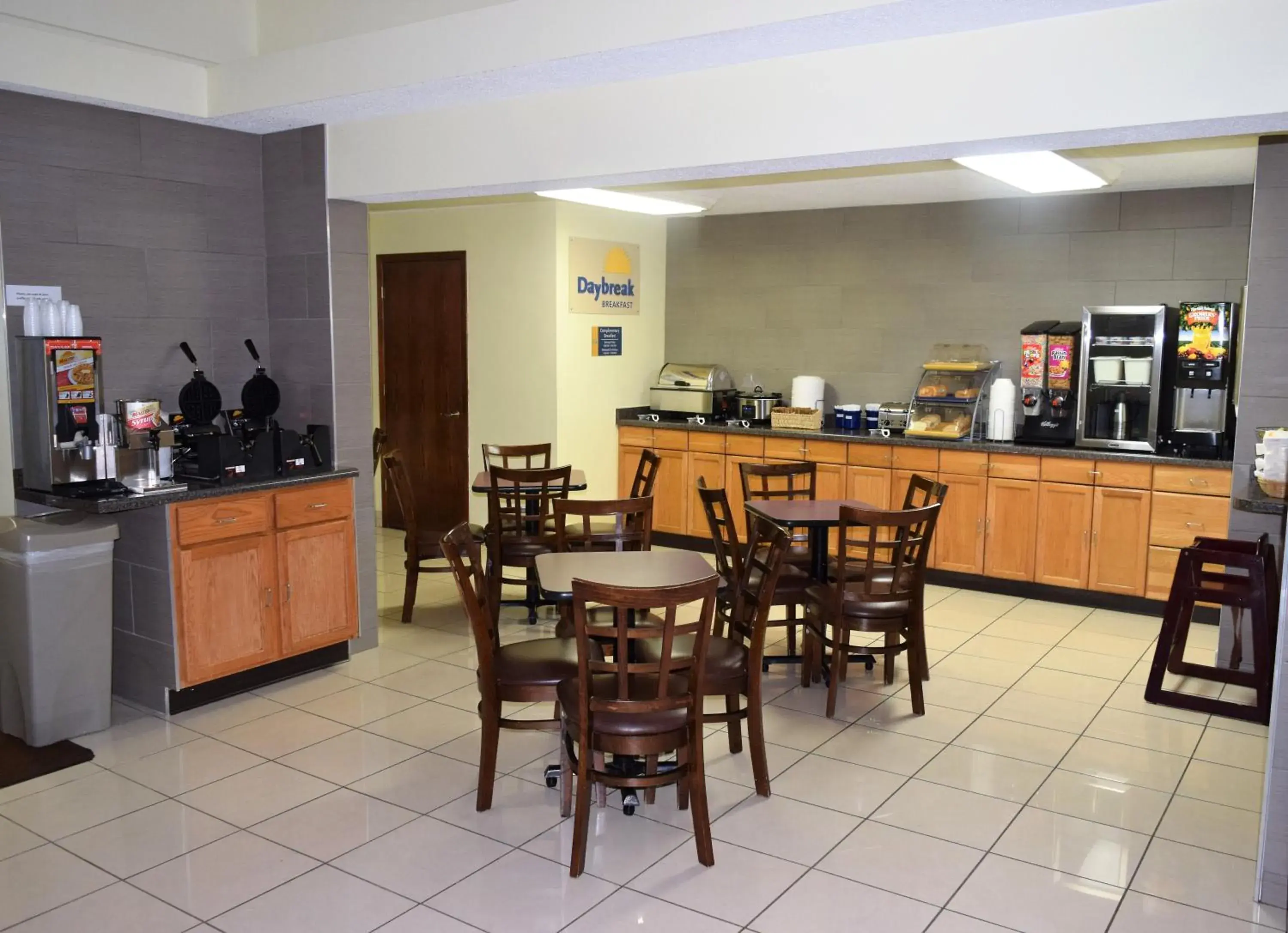 Breakfast, Restaurant/Places to Eat in Days Inn by Wyndham Portage