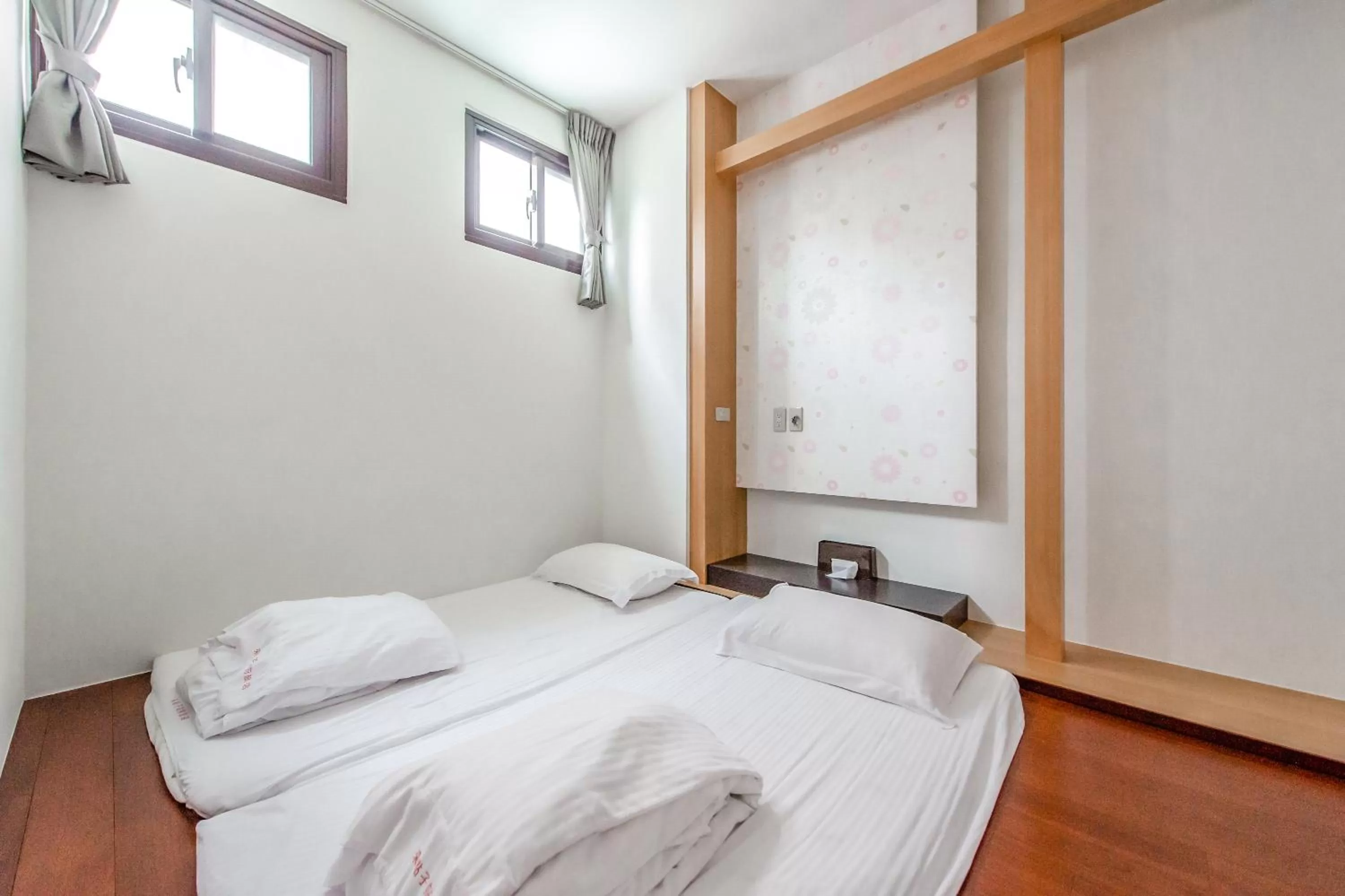 Photo of the whole room, Bed in lightness Station Inn