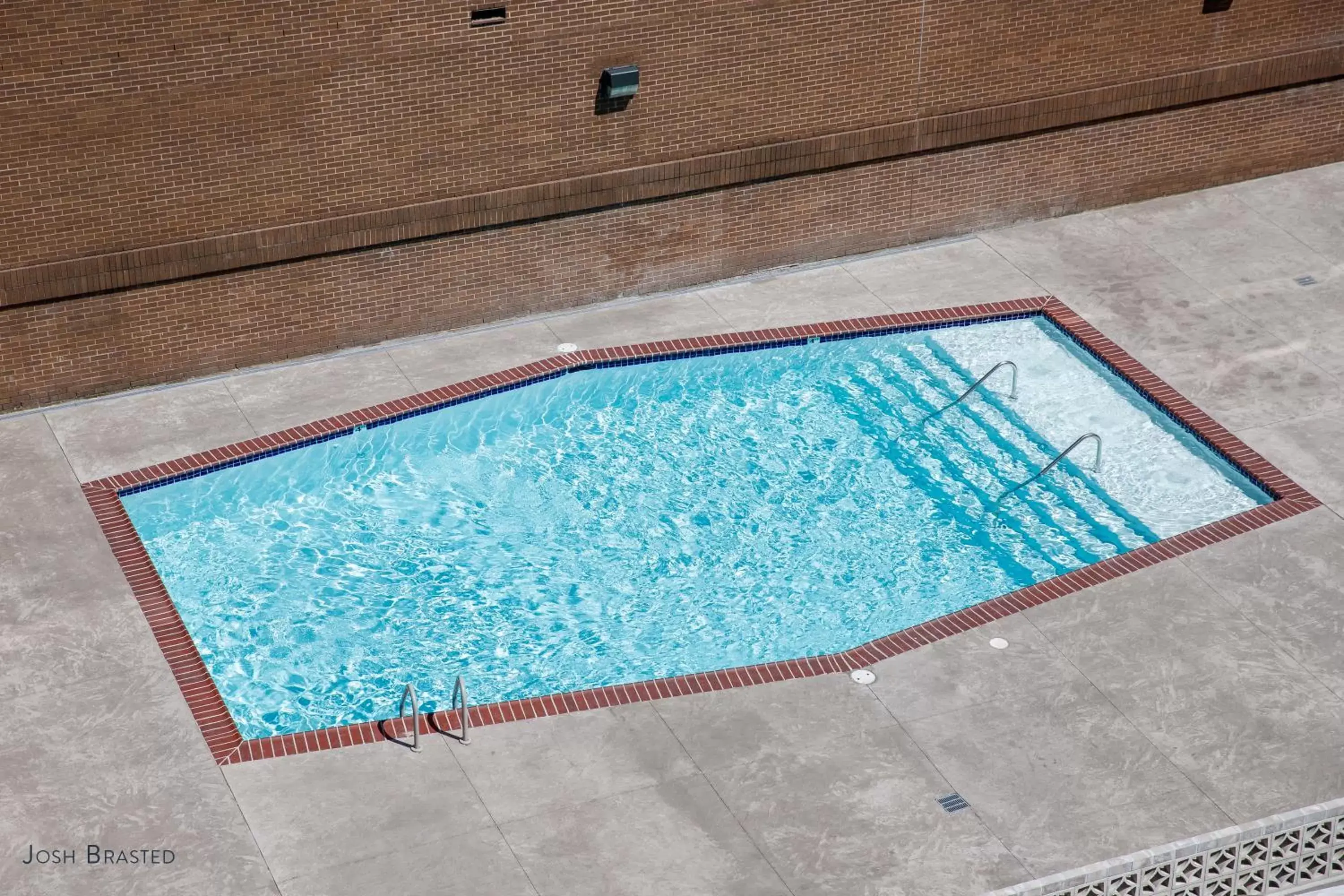 Swimming pool in Alder Hotel Uptown New Orleans