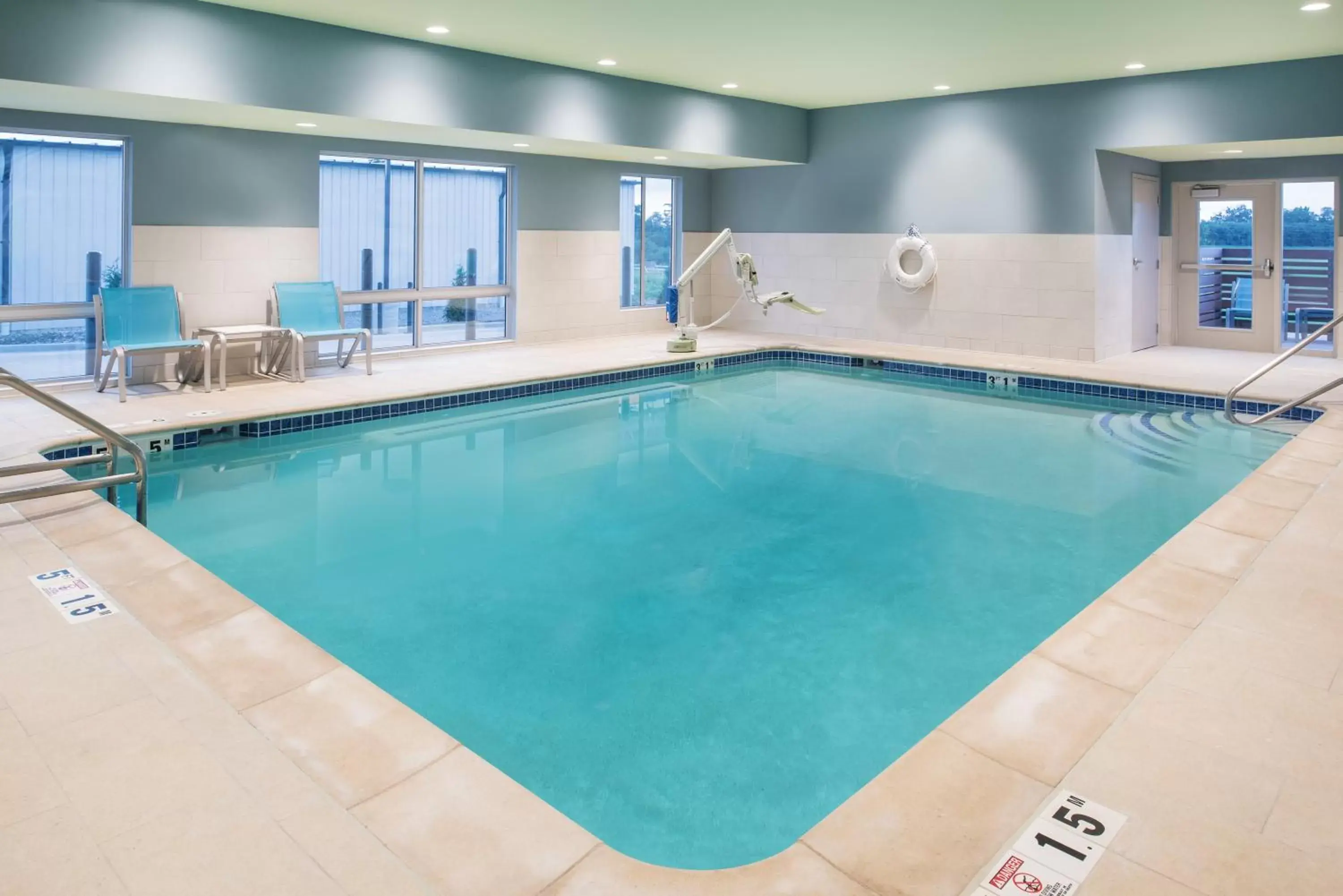 Swimming Pool in Holiday Inn Express & Suites Kingdom City, an IHG Hotel