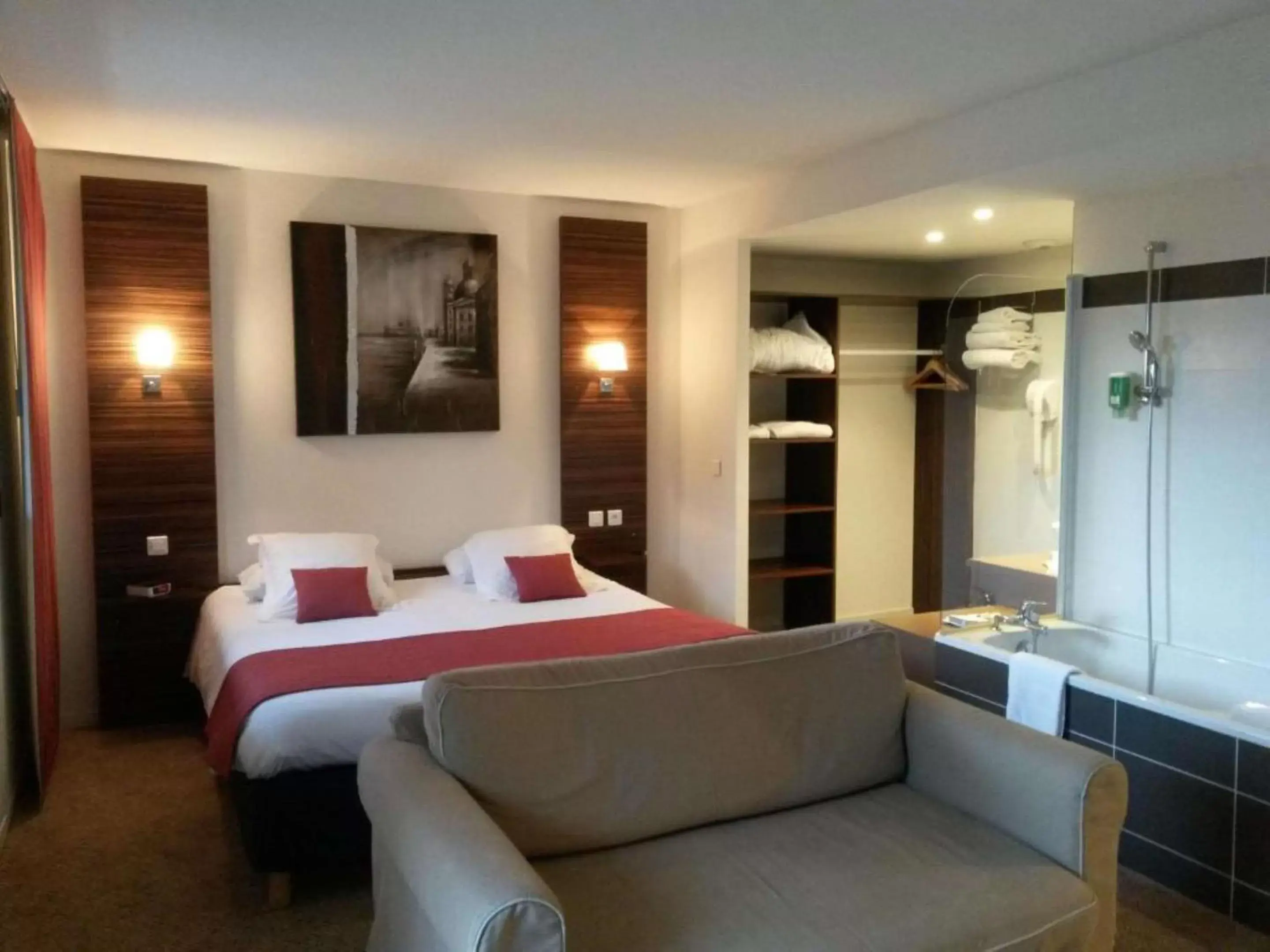 Photo of the whole room, Bed in Best Western Le Palladior Voiron