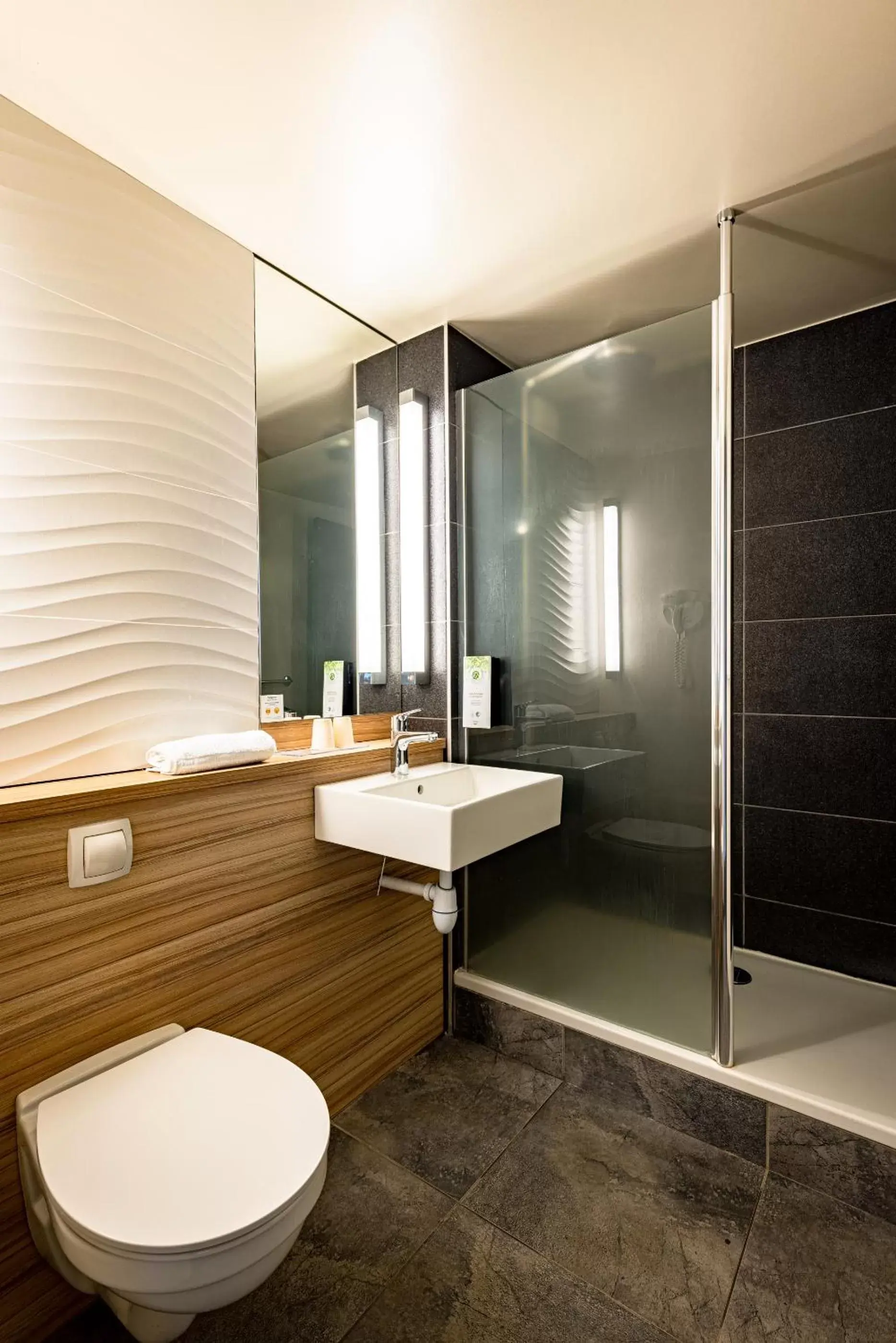 Property building, Bathroom in Campanile Dijon Nord - Toison D'or
