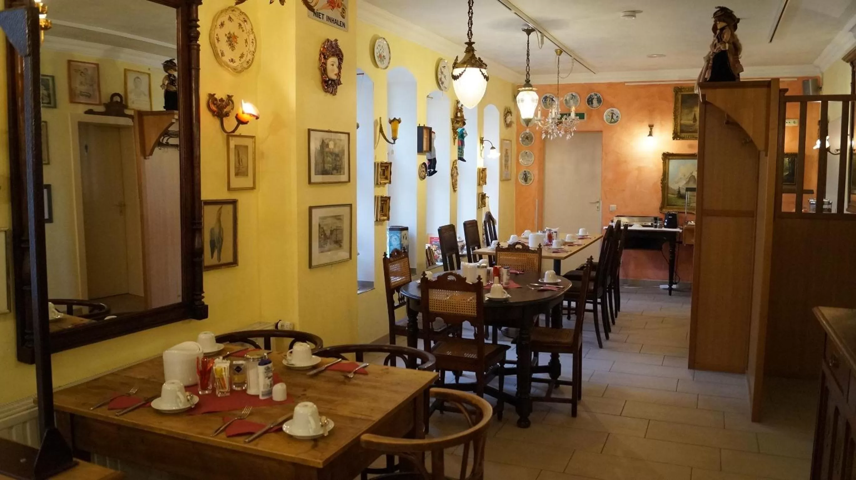 Restaurant/places to eat in Hotel Select