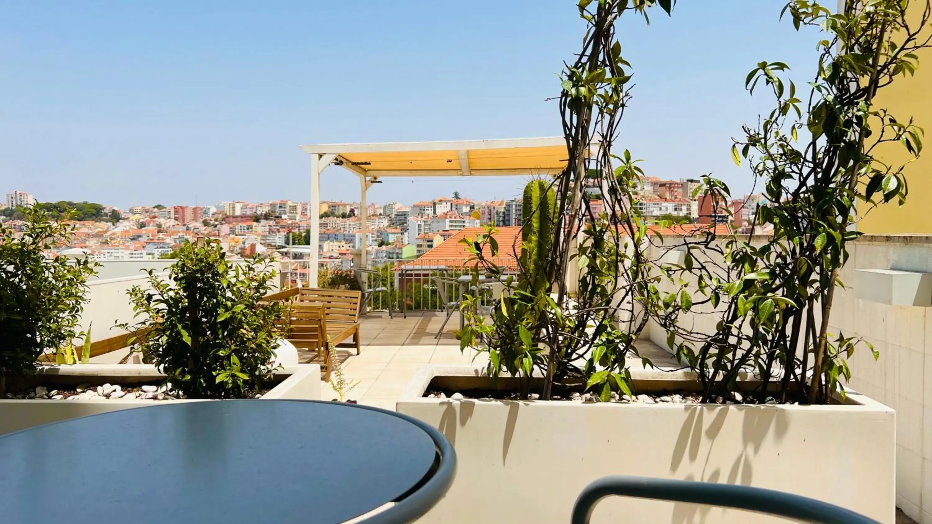 Balcony/Terrace in Quinta Colina by Shiadu