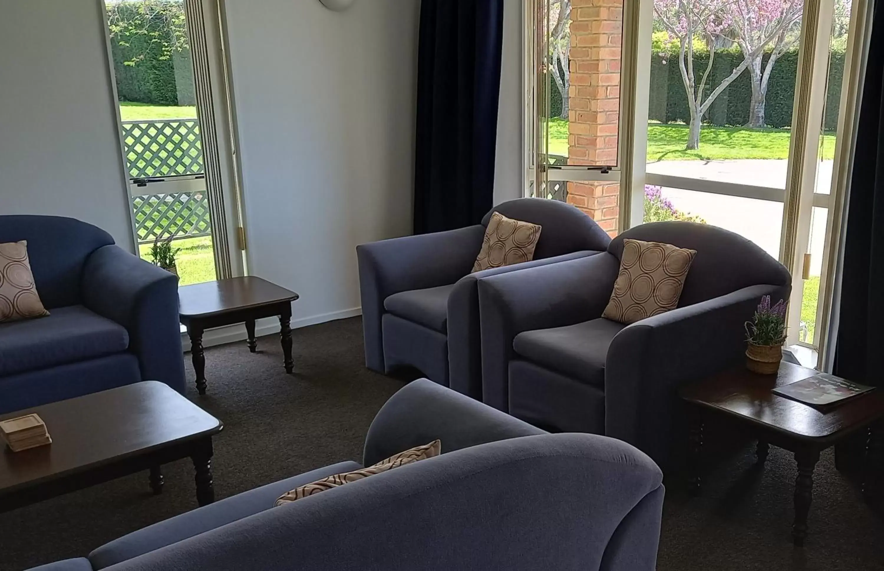 Living room, Seating Area in Northwood Motor Lodge