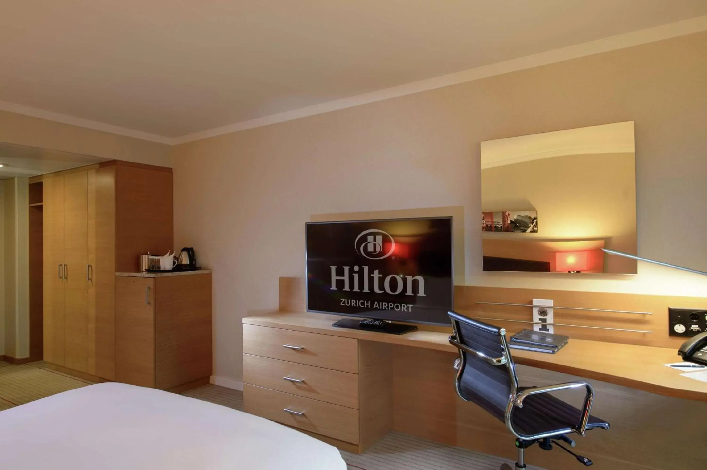 Bedroom, TV/Entertainment Center in Hilton Zurich Airport